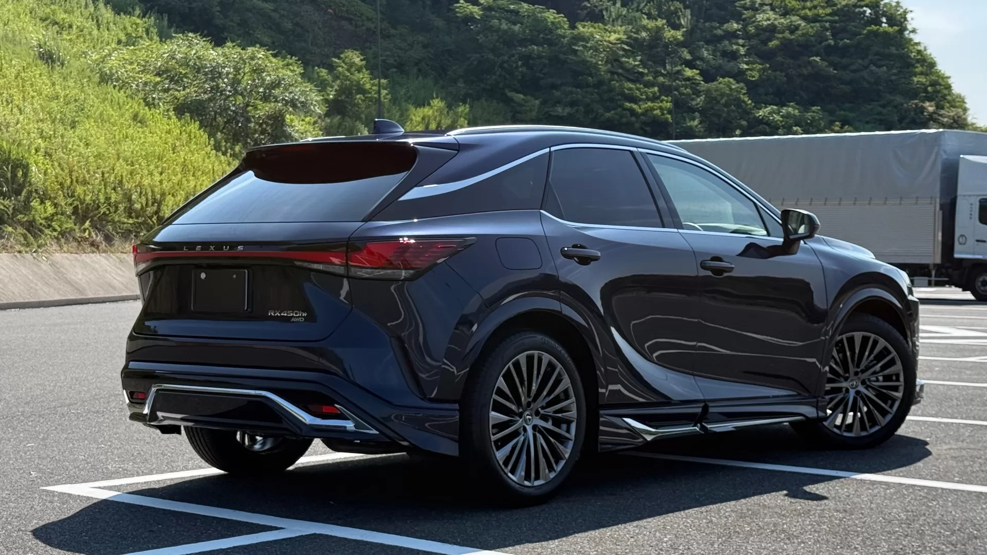 レクサス RX450h+ version L 2025年式 ディープブルーマイカ MODELLISTA フロントスポイラー、MODELLISTA サイドスカート、MODELLISTA リヤスカート リヤ右斜め