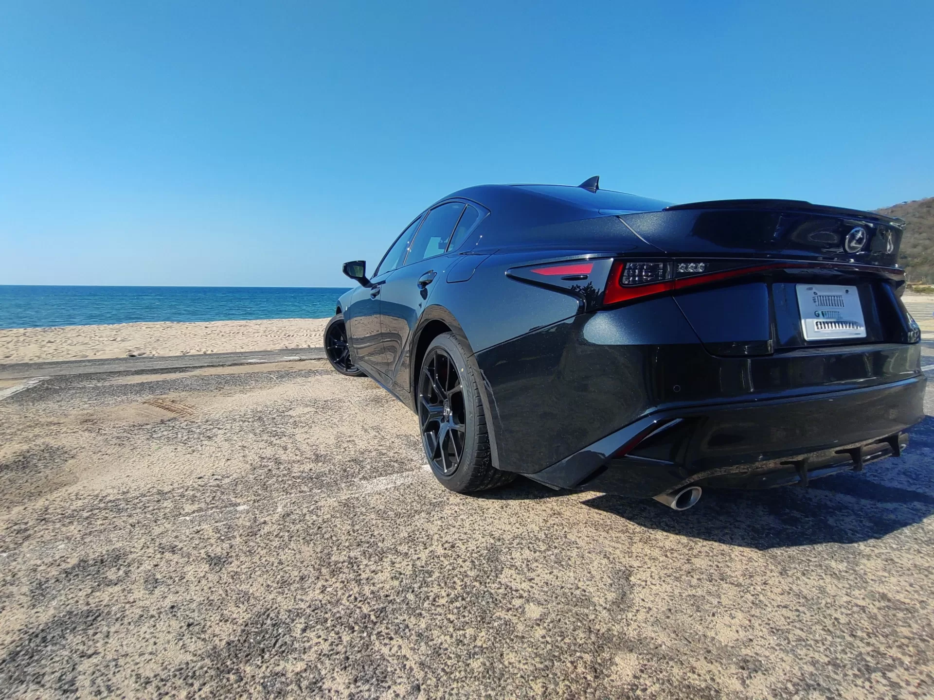 レクサス IS300h F SPORT Mode Black IV 2025年式 グラファイトブラックガラスフレーク リヤ左斜め