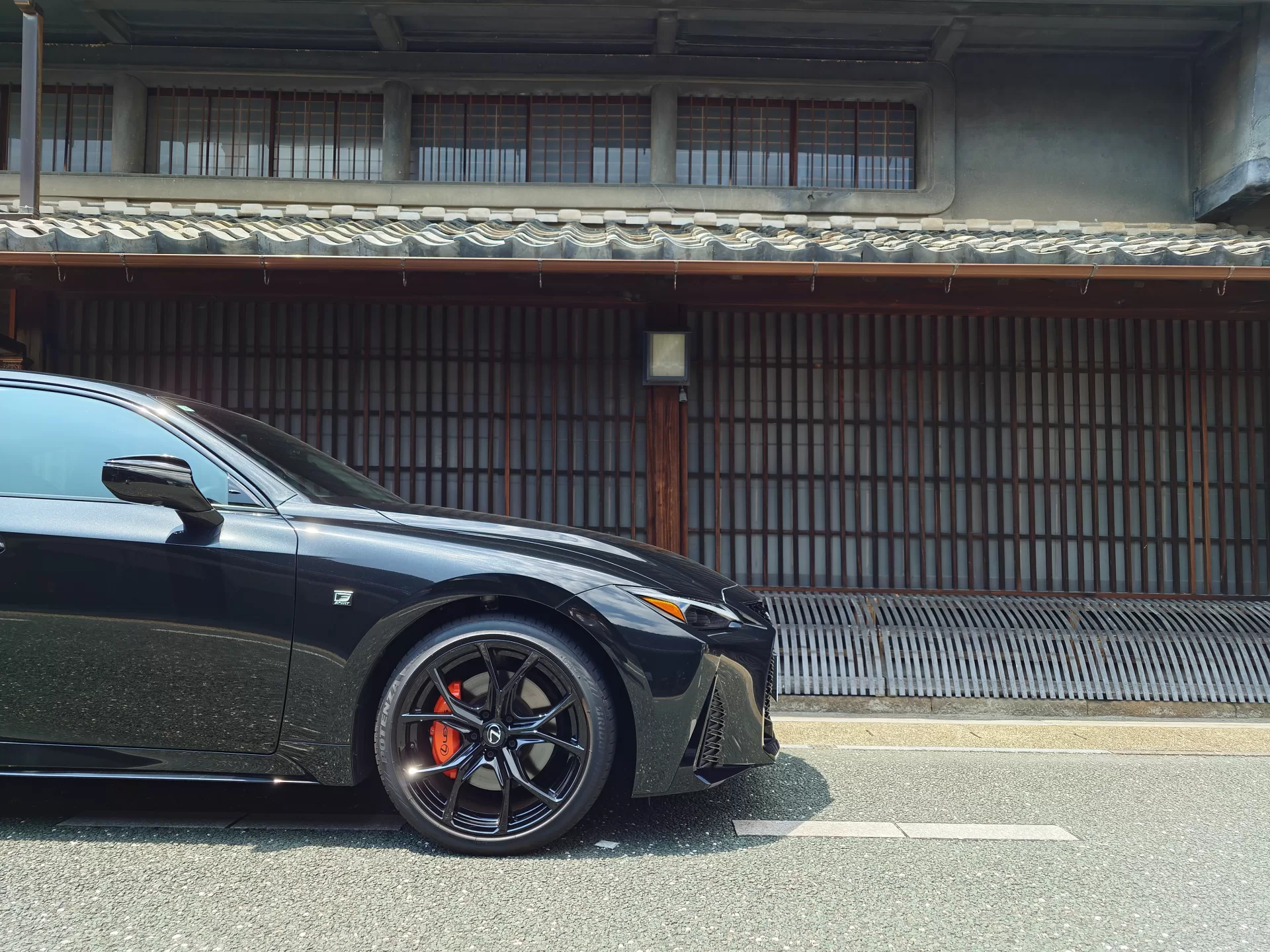 レクサス IS300h F SPORT Mode Black IV 2025年式 19インチ特別仕様車“F SPORT Mode BlackⅣ”鍛造アルミホイール(BBS製ブラック塗装) F:235/40R19 R:265/35R19 “F SPORT”オレンジブレーキキャリパー(フロントLEXUSロゴ)