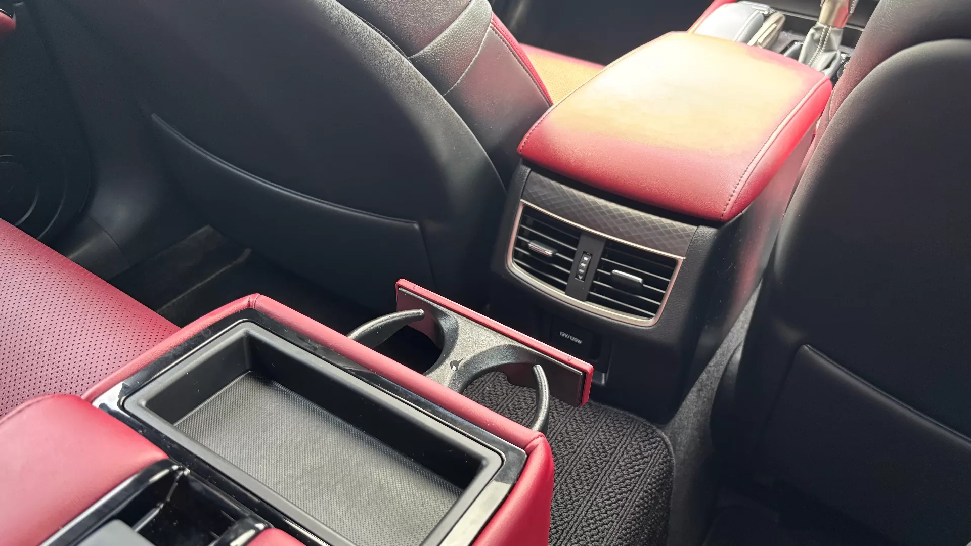 レクサス GS 300h F SPORT 2018年式 ダークローズ インテリア 後席センターコンソール