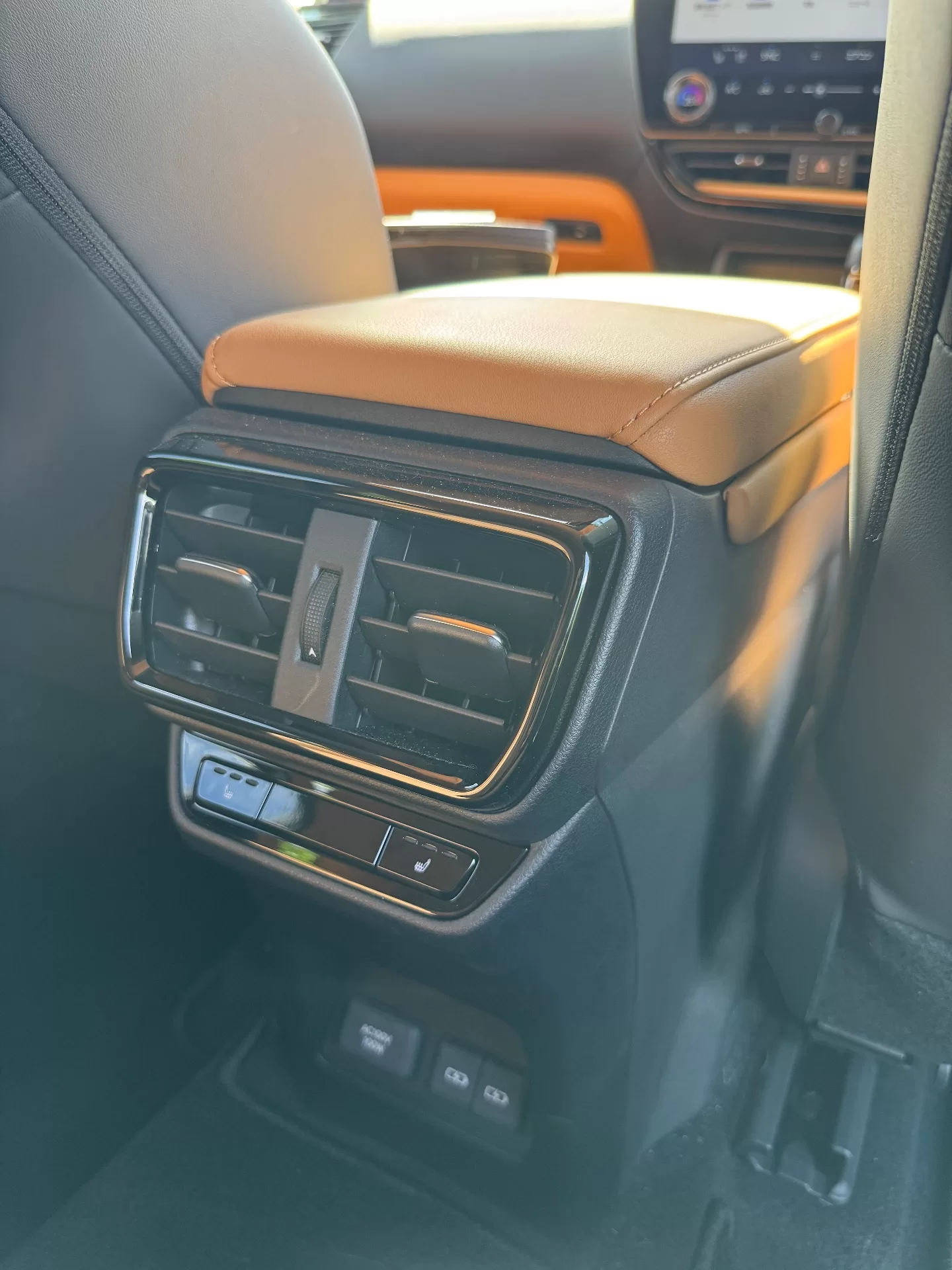 レクサス NX250 version L 2025年式 ヘーゼル(本革) インテリア 後席センターコンソール
