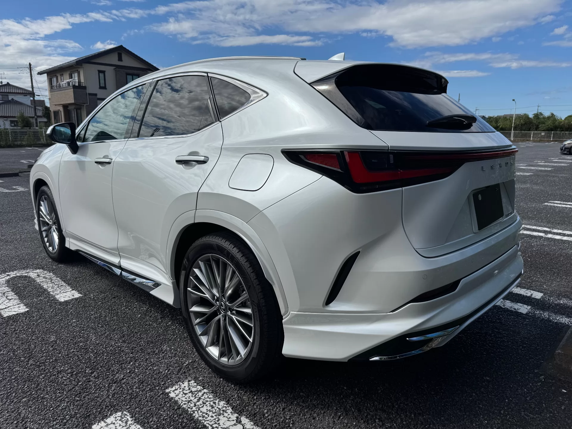 レクサス NX250 version L 2025年式 ソニッククォーツ MODELLISTA アドバンストラグジュアリーパッケージ(フロントスポイラー・サイドスカート・リヤスカート) リヤ左斜め