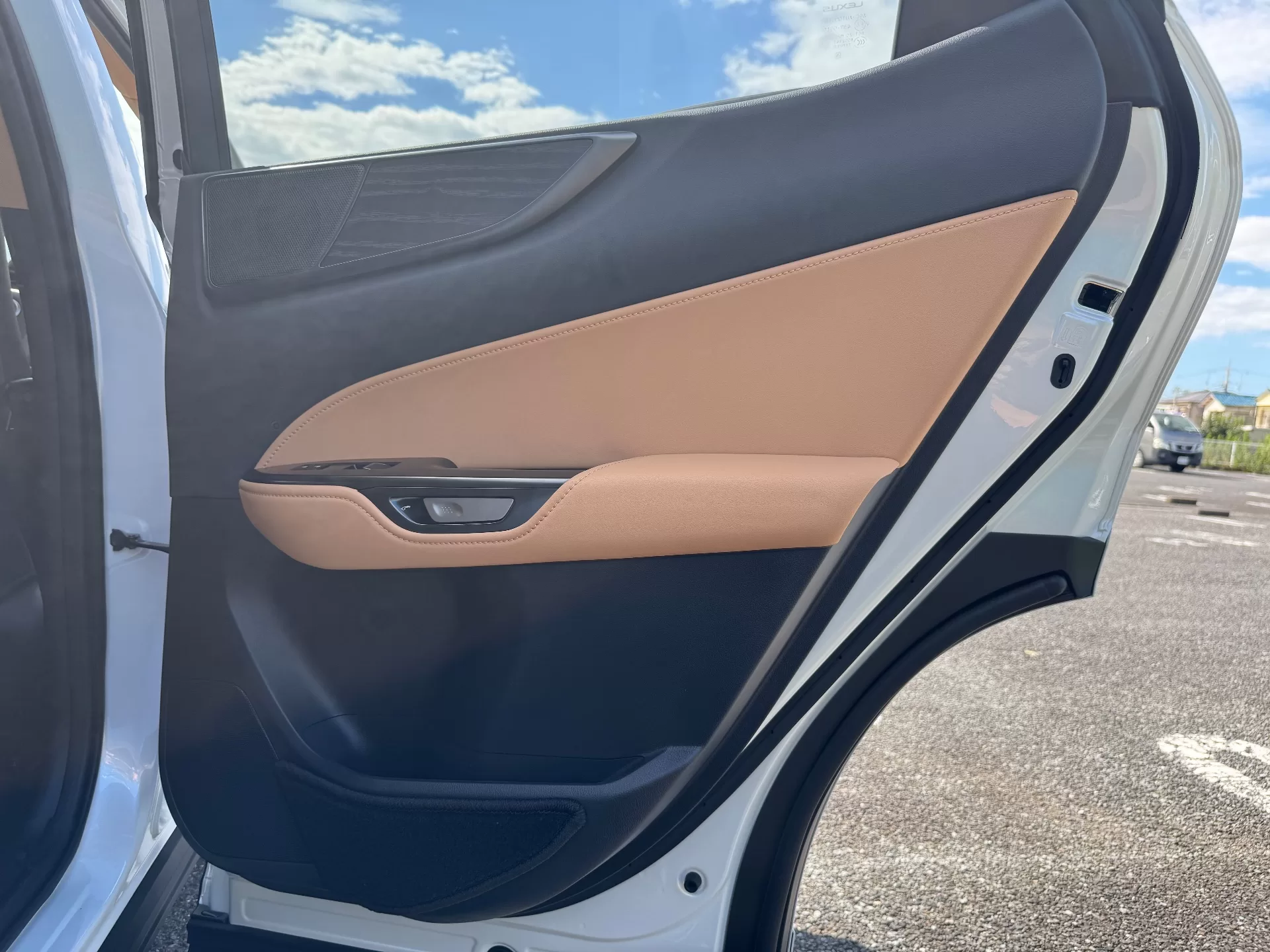 レクサス NX250 version L 2025年式 ヘーゼル(本革) インテリア 後席ドアトリム