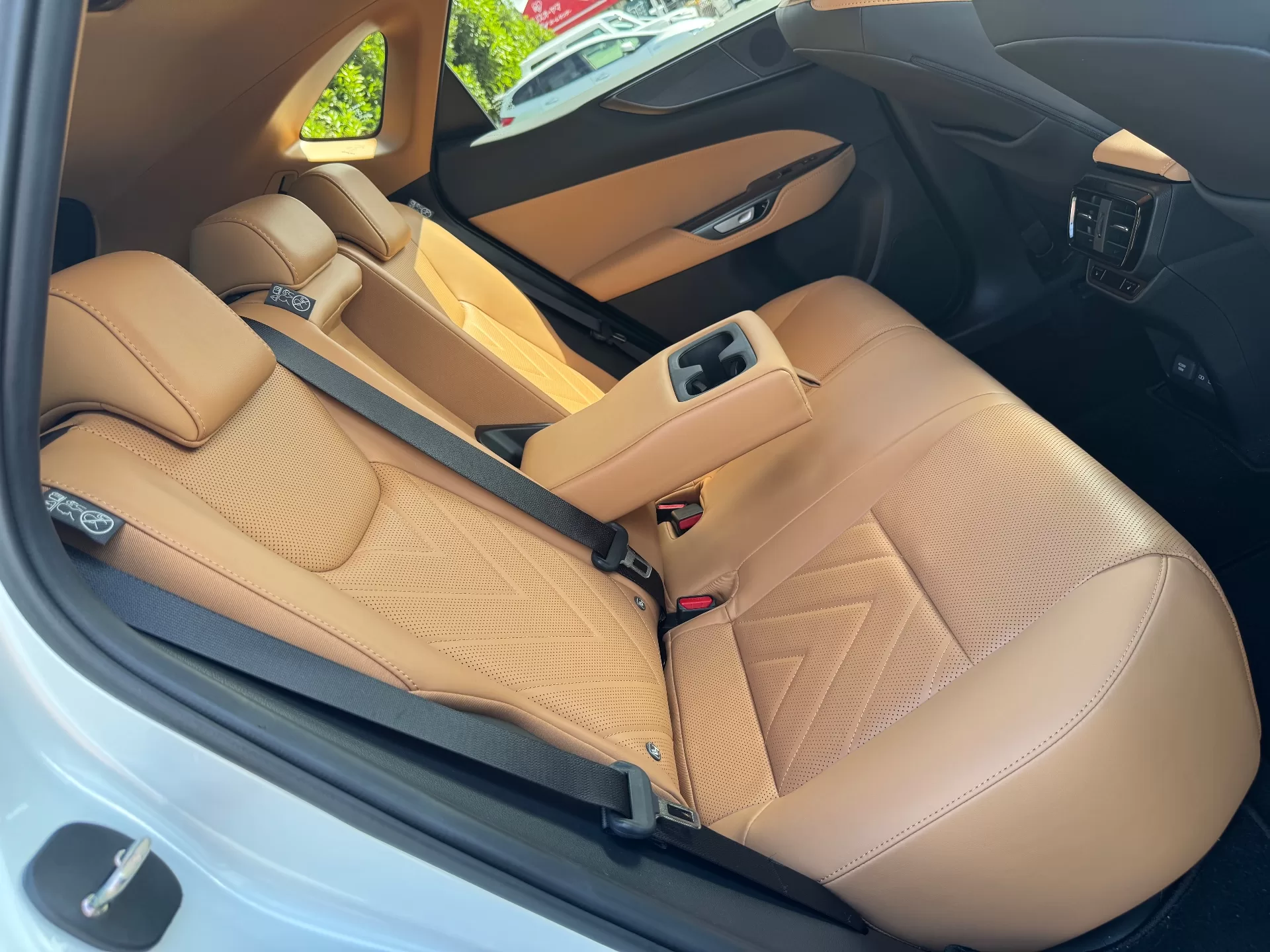 レクサス NX250 version L 2025年式 ヘーゼル(本革) インテリア 後席