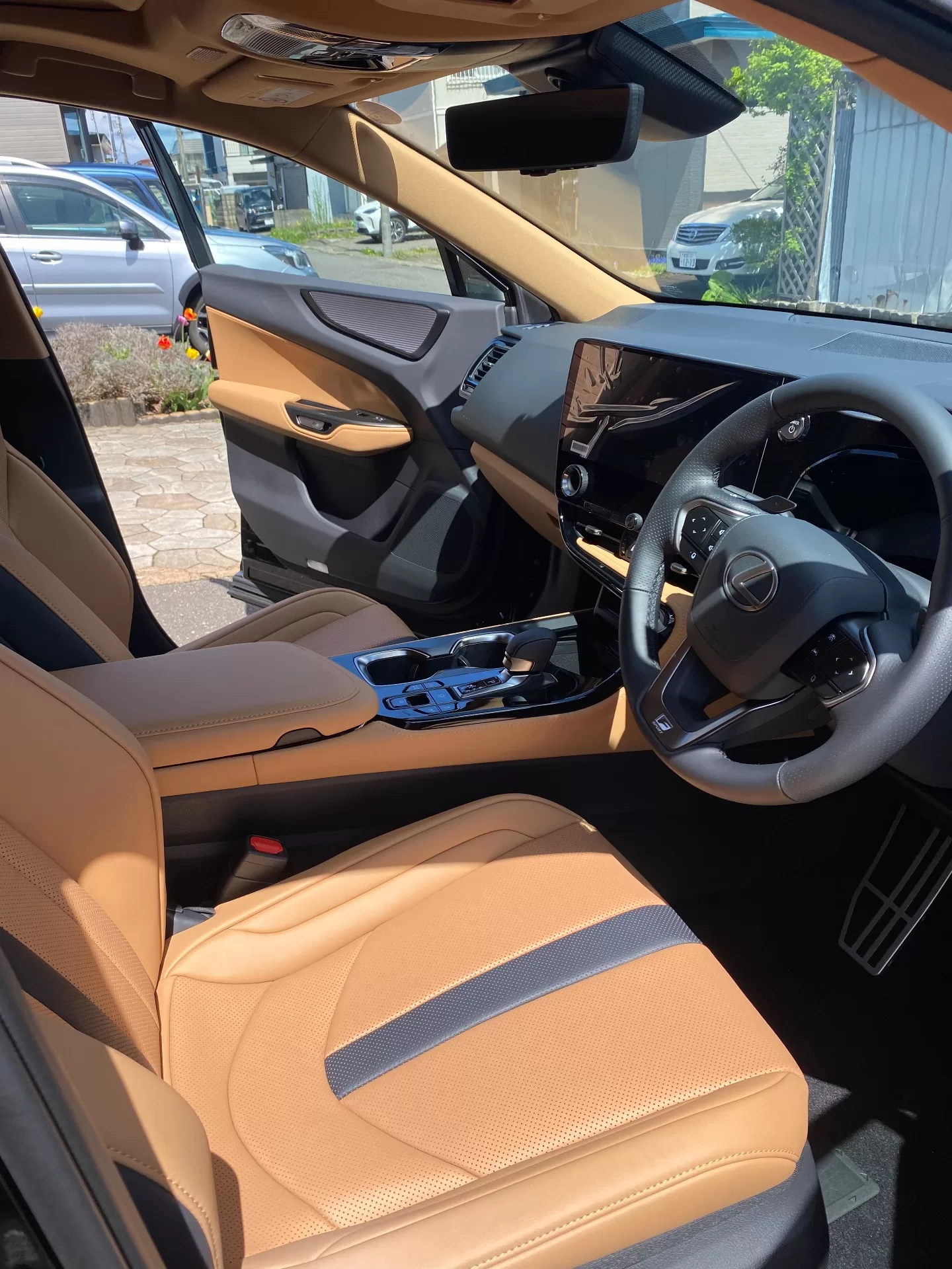 レクサス NX450h+ F SPORT 2025年式 ヘーゼル(本革) インテリア 運転席回り
