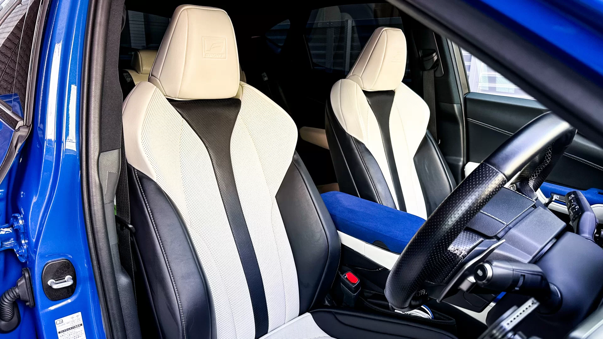 レクサス NX450h+ F SPORT 2022年式 “F SPORT”ホワイト(本革) インテリア 運転席シート