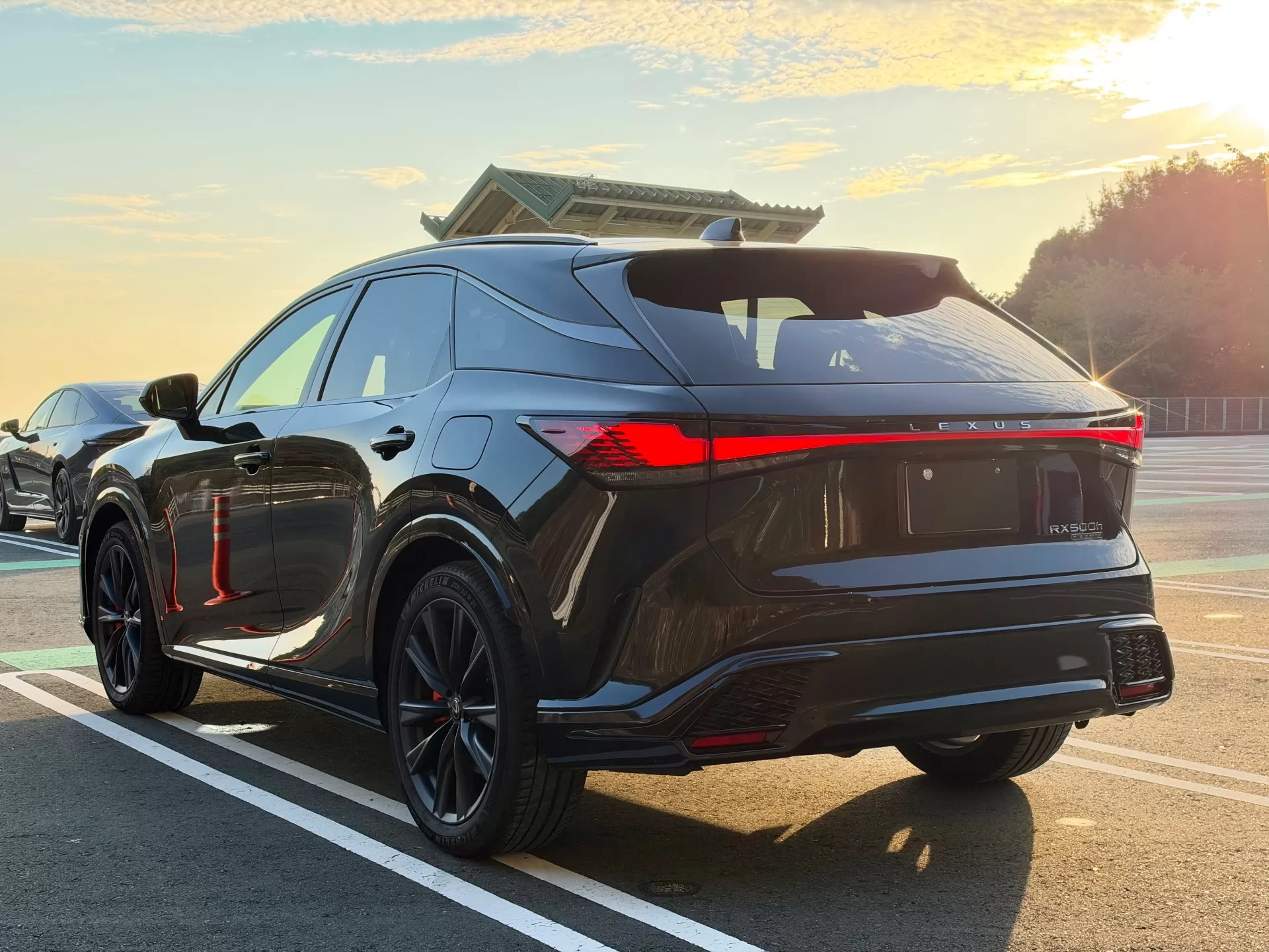 レクサス RX500h F SPORT Performance 2025年式 グラファイトブラックガラスフレーク リヤ左斜め
