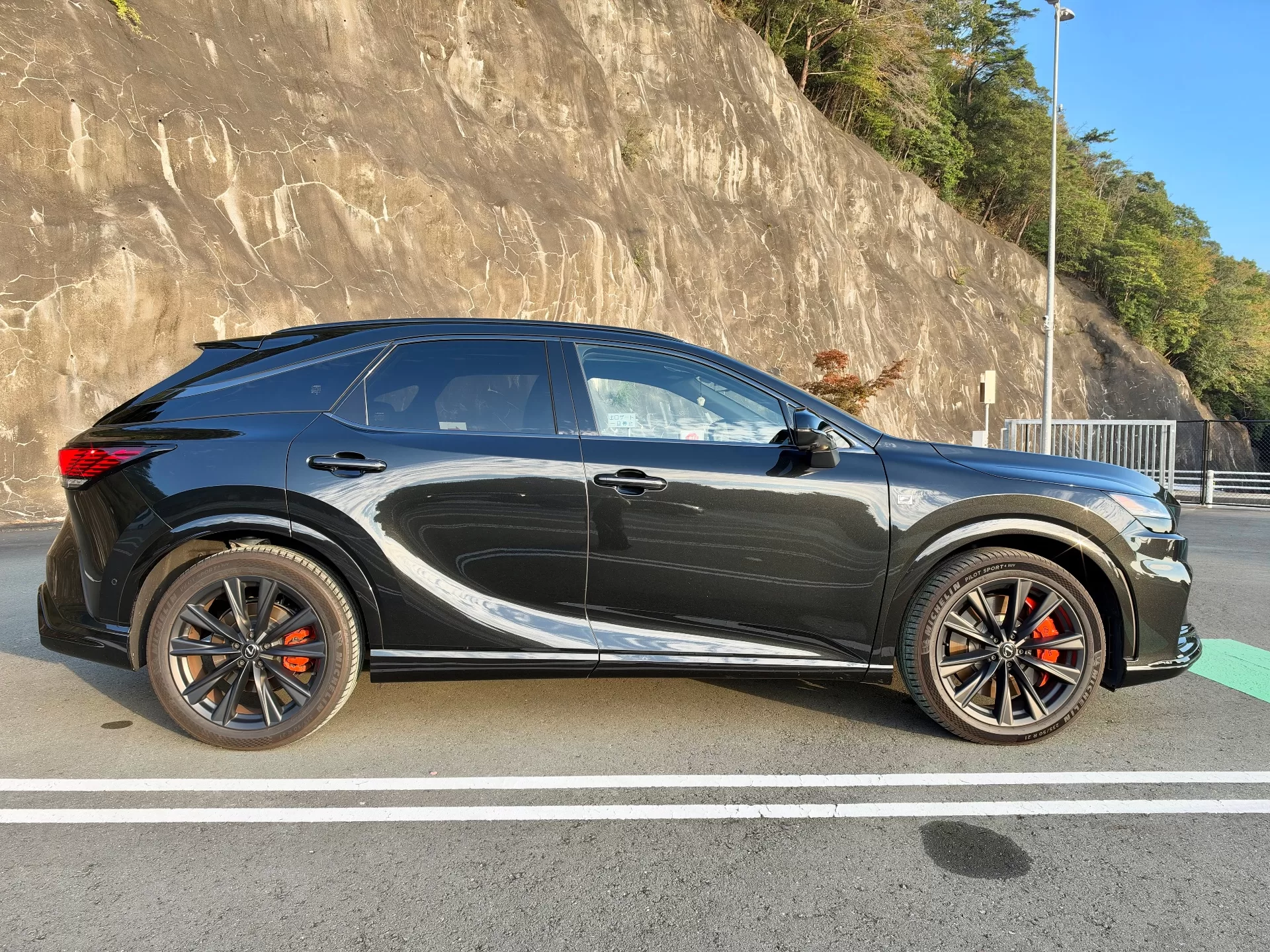 レクサス RX500h F SPORT Performance 2025年式 グラファイトブラックガラスフレーク サイド(右)