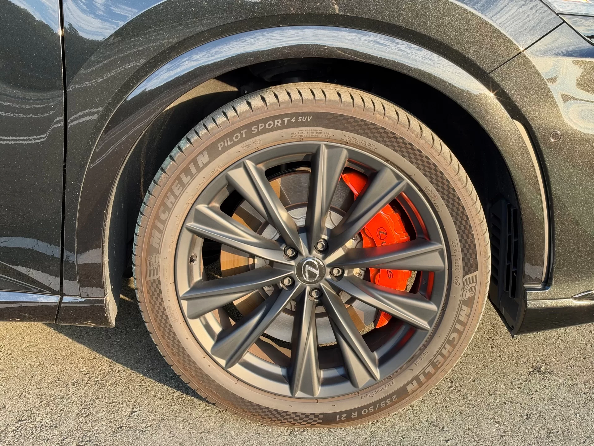 レクサス RX500h F SPORT Performance 2025年式 純正ホイール “F SPORT Performance”/“F SPORT”オレンジブレーキキャリパー(フロントLEXUSロゴ)