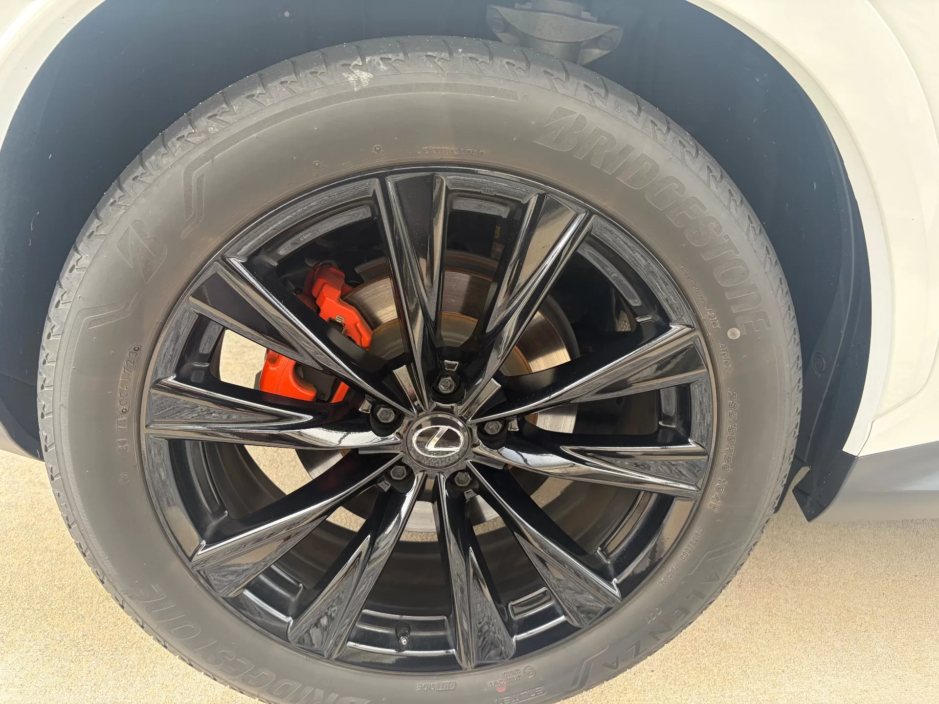 レクサス NX450h+ F SPORT 2023年式 20インチ“F SPORT”専用アルミホイール(ブラック塗装) “F SPORT”オレンジブレーキキャリパー(フロントLEXUSロゴ)