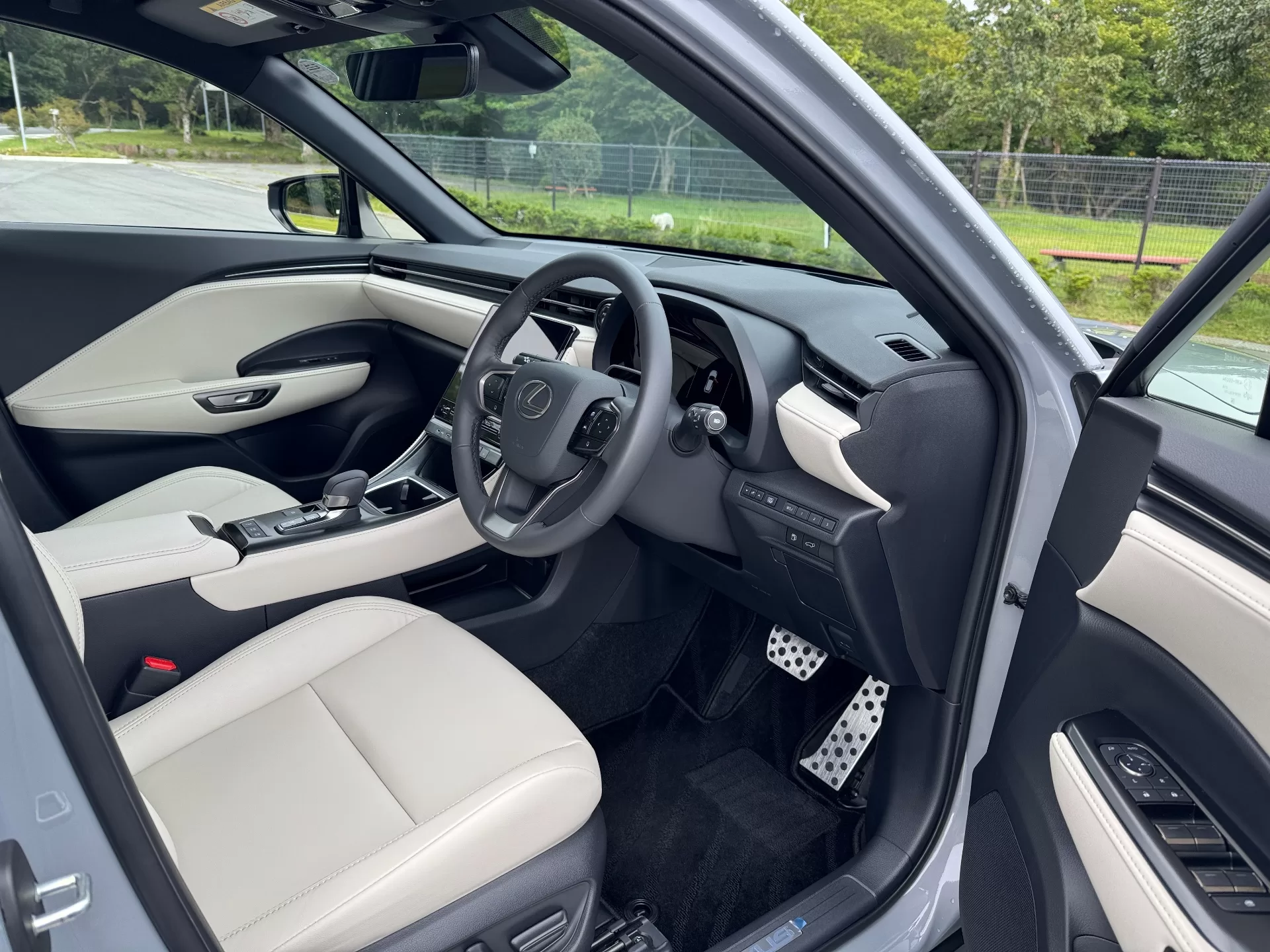 レクサス LBX Elegant 2025年式 ソリスホワイト(L tex) インテリア 運転席回り