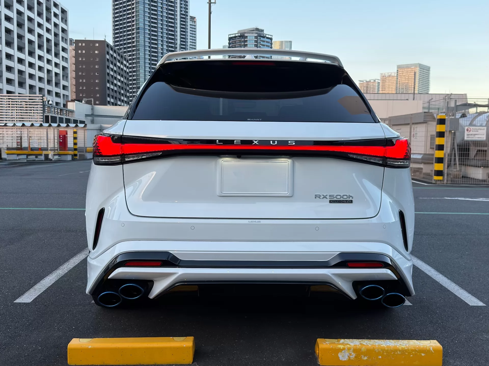 レクサス RX500h F SPORT Performance 2025年式 ホワイトノーヴァガラスフレーク F SPORT PARTS エアロダイナミクスパッケージ(フロントスポイラー・サイドスカート・スポーツマフラー&リヤディフューザー・エアロダイナミクスミラーカバー・リヤウィング)、F SPORT PARTS …