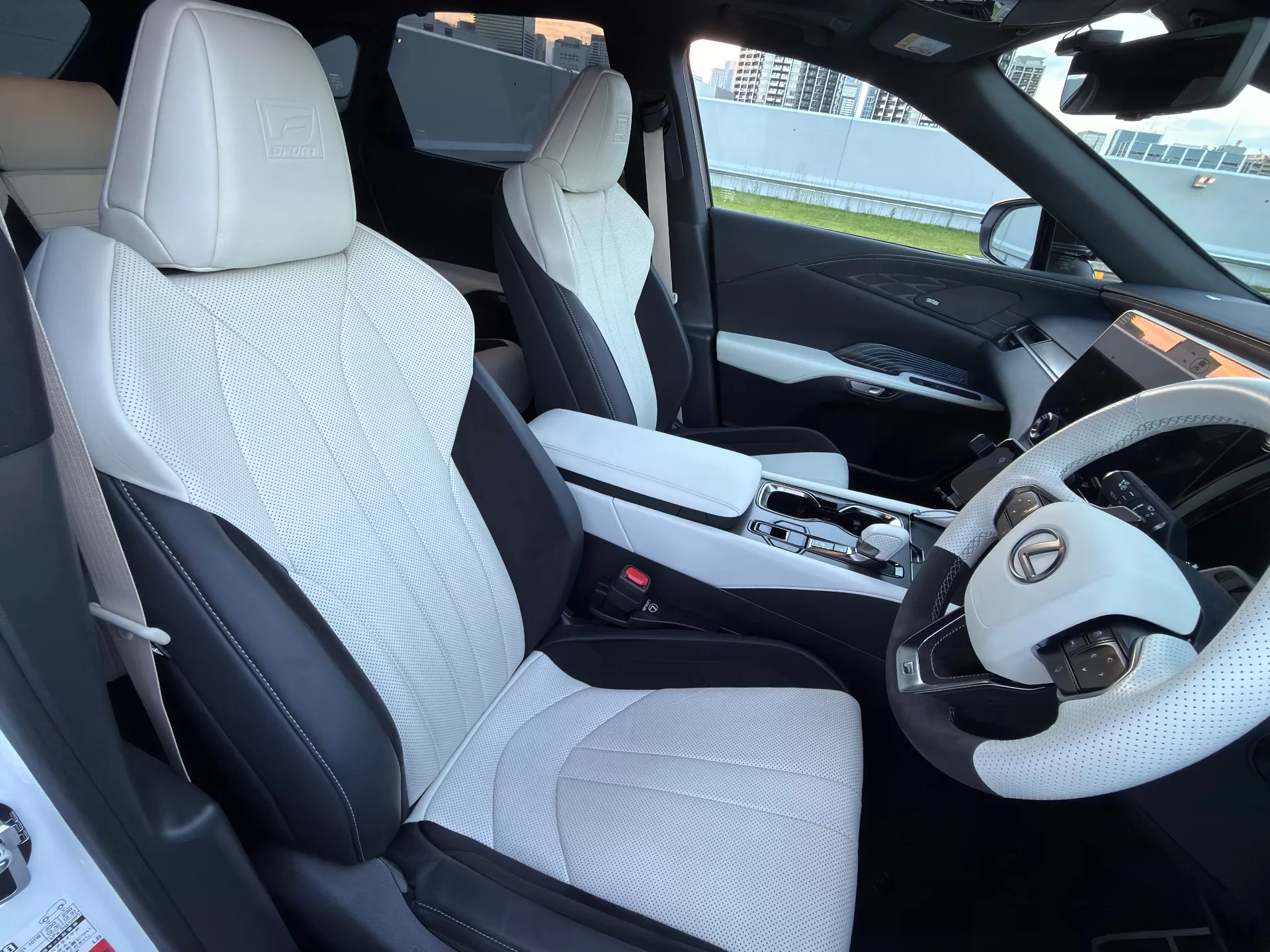 レクサス RX500h F SPORT Performance 2025年式 “F SPORT”ホワイト(本革・ウルトラスエード) インテリア 運転席シート