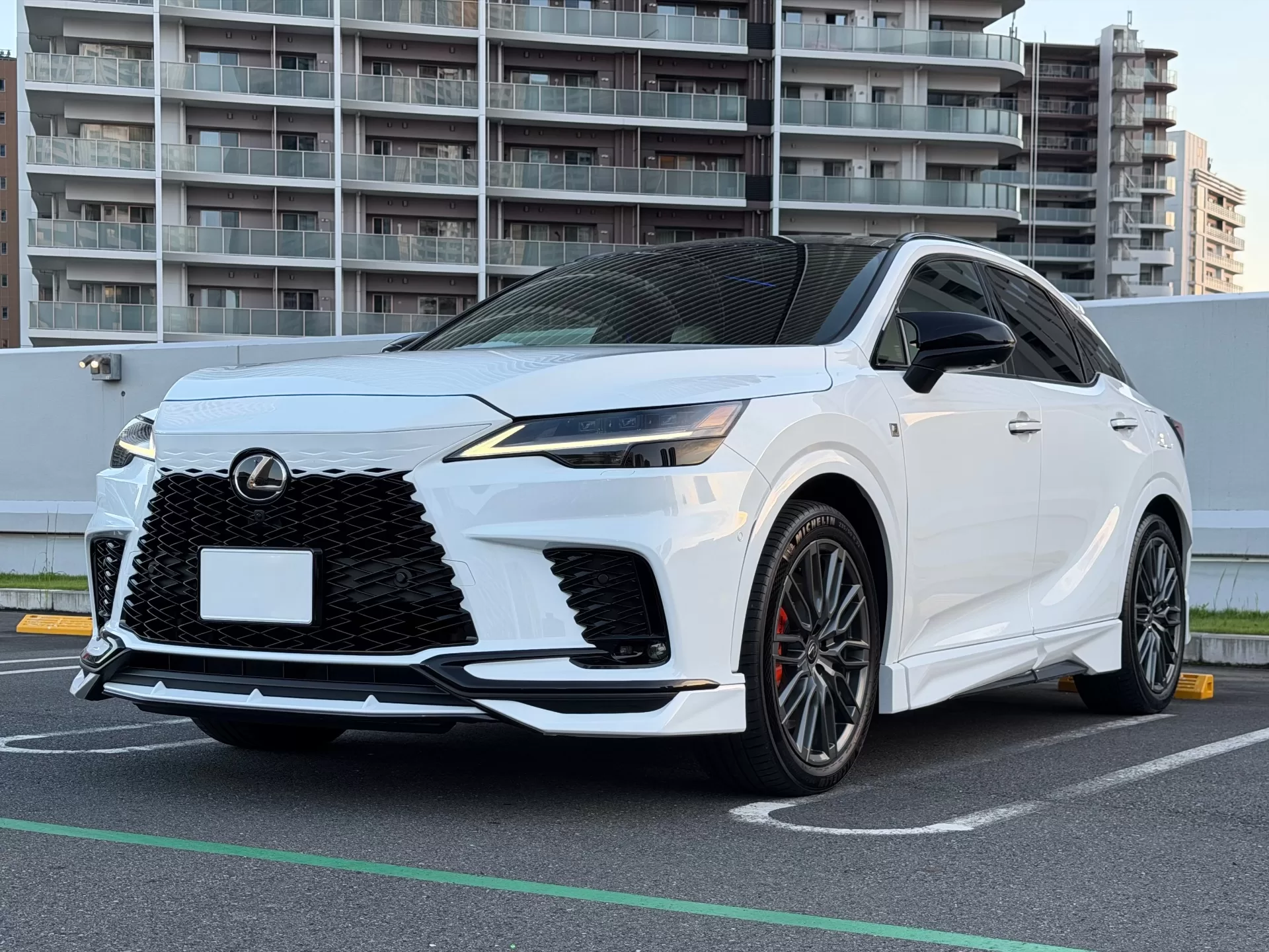レクサス RX500h F SPORT Performance 2025年式 ホワイトノーヴァガラスフレーク F SPORT PARTS エアロダイナミクスパッケージ(フロントスポイラー・サイドスカート・スポーツマフラー&リヤディフューザー・エアロダイナミクスミラーカバー・リヤウィング)、F SPORT PARTS …