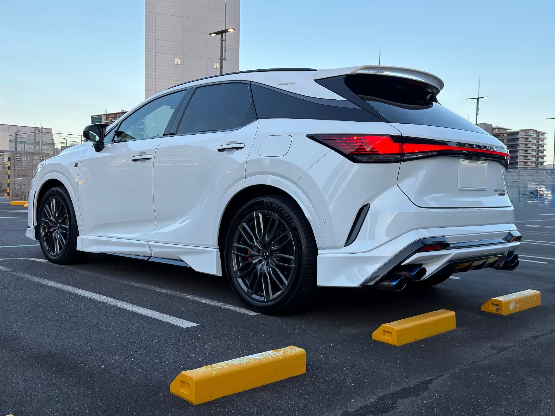 レクサス RX500h F SPORT Performance 2025年式 ホワイトノーヴァガラスフレーク F SPORT PARTS エアロダイナミクスパッケージ(フロントスポイラー・サイドスカート・スポーツマフラー&リヤディフューザー・エアロダイナミクスミラーカバー・リヤウィング)、F SPORT PARTS …