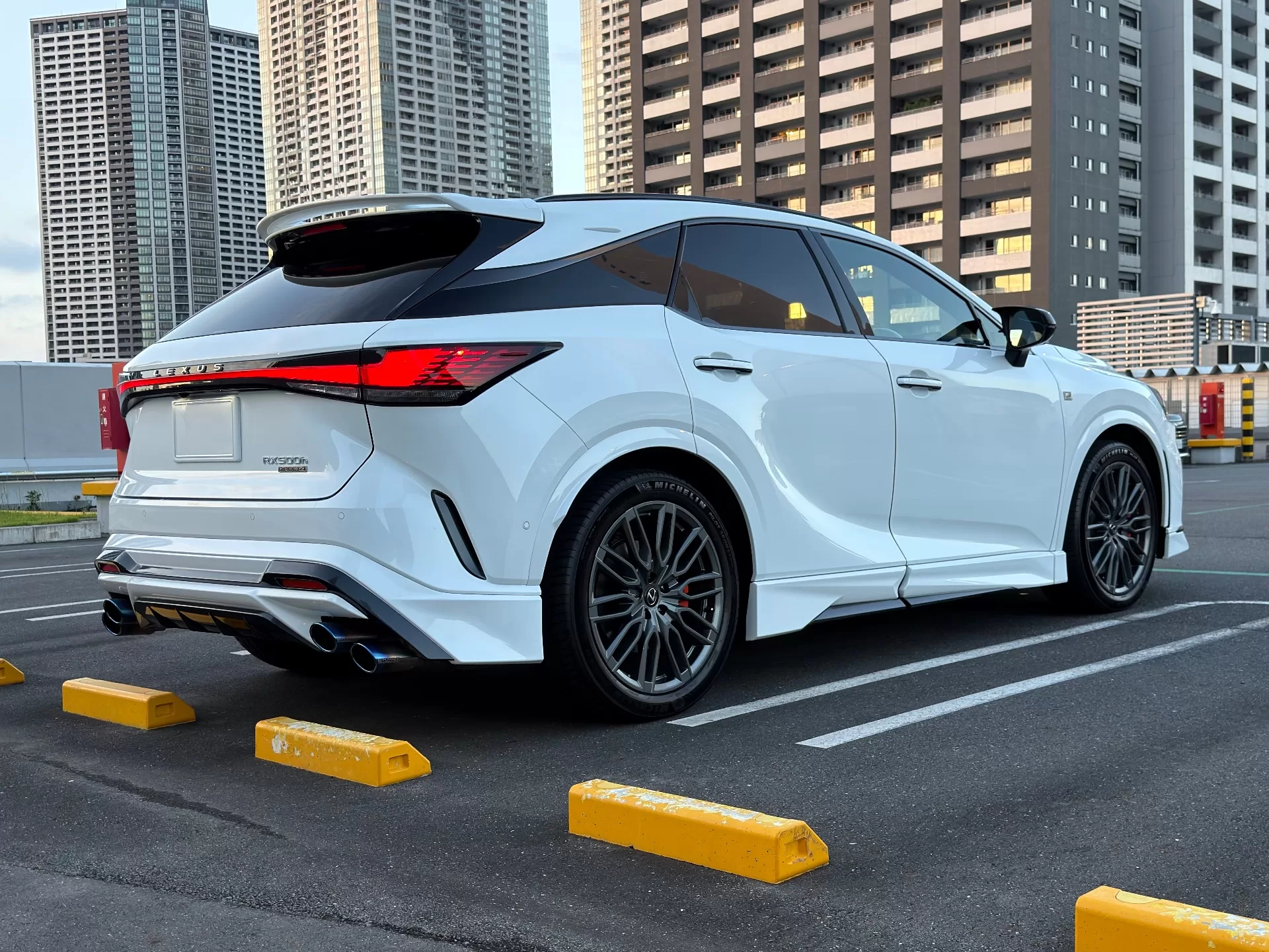 レクサス RX500h F SPORT Performance 2025年式 ホワイトノーヴァガラスフレーク F SPORT PARTS エアロダイナミクスパッケージ(フロントスポイラー・サイドスカート・スポーツマフラー&リヤディフューザー・エアロダイナミクスミラーカバー・リヤウィング)、F SPORT PARTS …