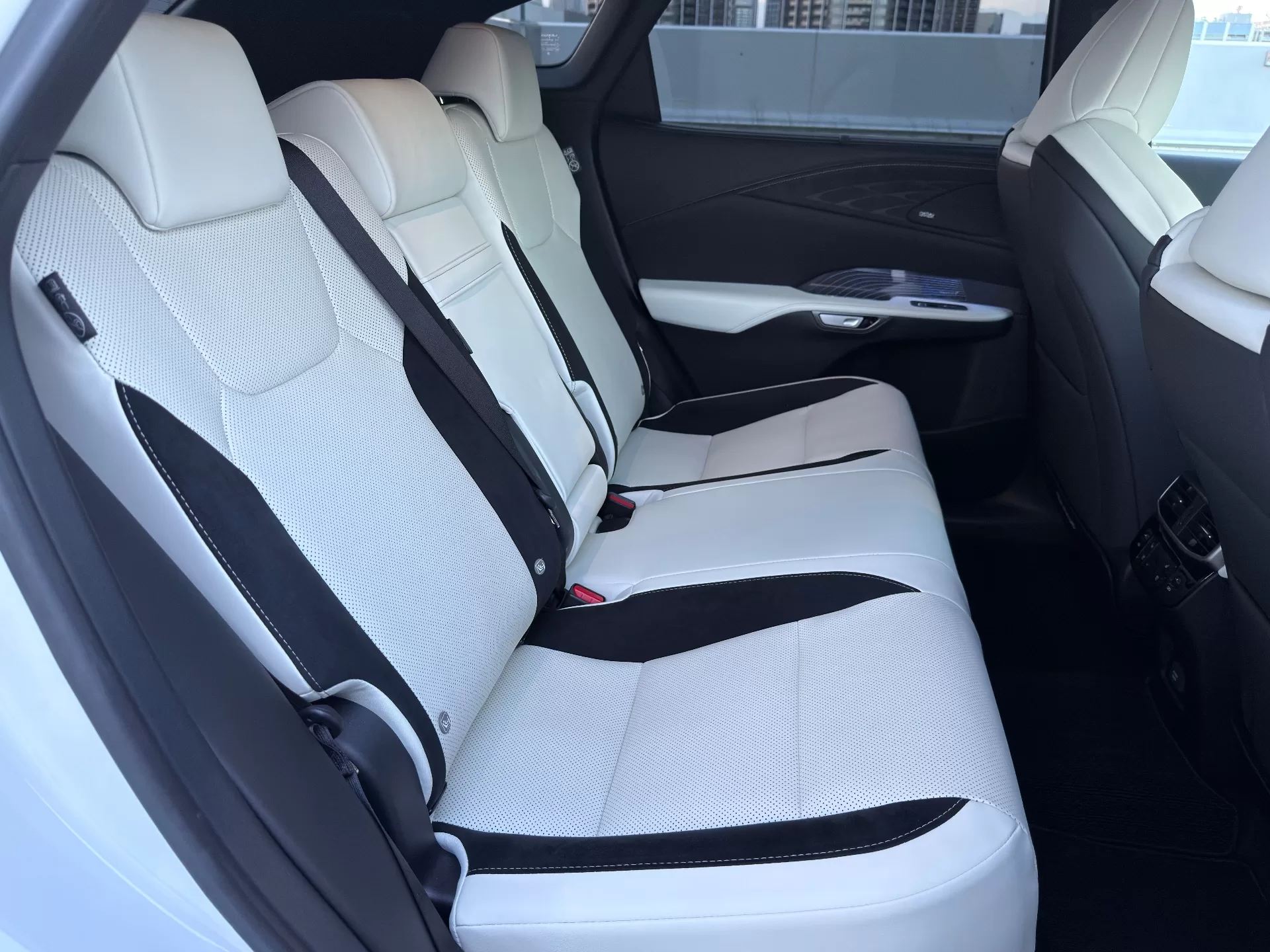 レクサス RX500h F SPORT Performance 2025年式 “F SPORT”ホワイト(本革・ウルトラスエード) インテリア 後席