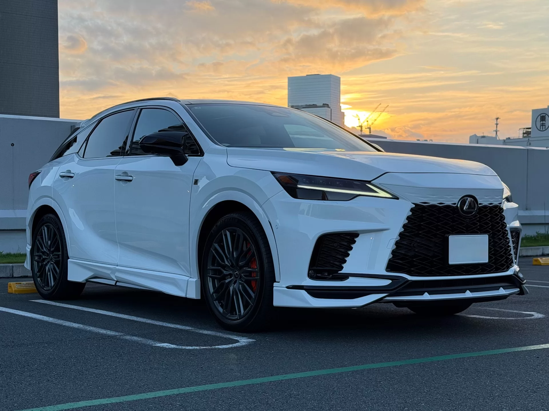 レクサス RX500h F SPORT Performance 2025年式 ホワイトノーヴァガラスフレーク F SPORT PARTS エアロダイナミクスパッケージ(フロントスポイラー・サイドスカート・スポーツマフラー&リヤディフューザー・エアロダイナミクスミラーカバー・リヤウィング)、F SPORT PARTS …