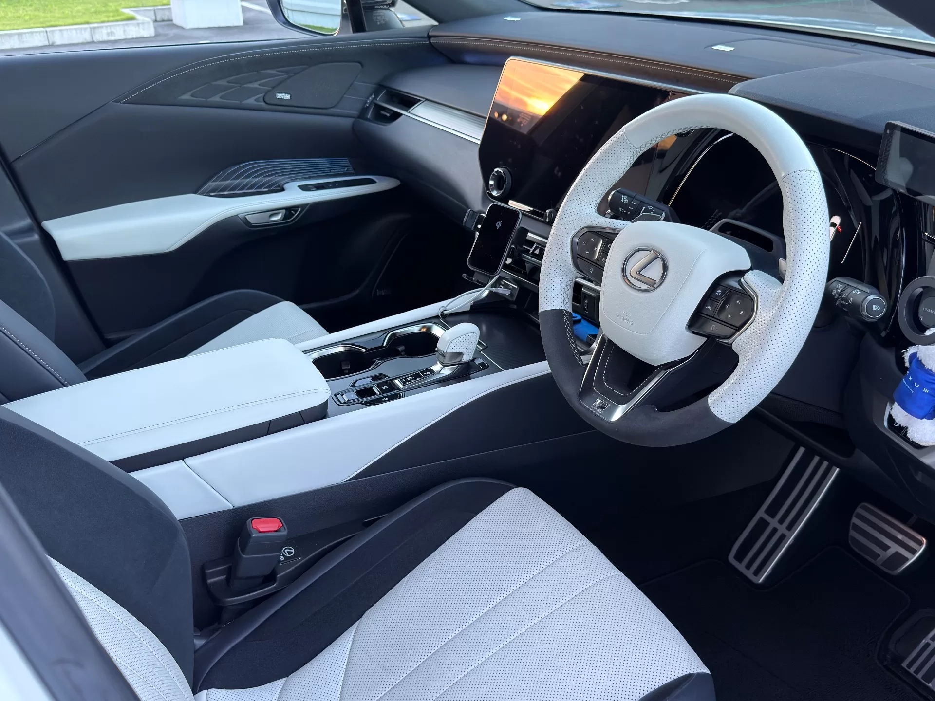レクサス RX500h F SPORT Performance 2025年式 “F SPORT”ホワイト(本革・ウルトラスエード) インテリア 運転席回り