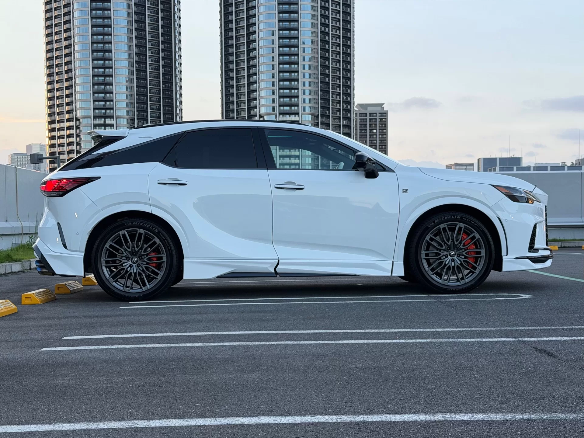レクサス RX500h F SPORT Performance 2025年式 ホワイトノーヴァガラスフレーク F SPORT PARTS エアロダイナミクスパッケージ(フロントスポイラー・サイドスカート・スポーツマフラー&リヤディフューザー・エアロダイナミクスミラーカバー・リヤウィング)、F SPORT PARTS …