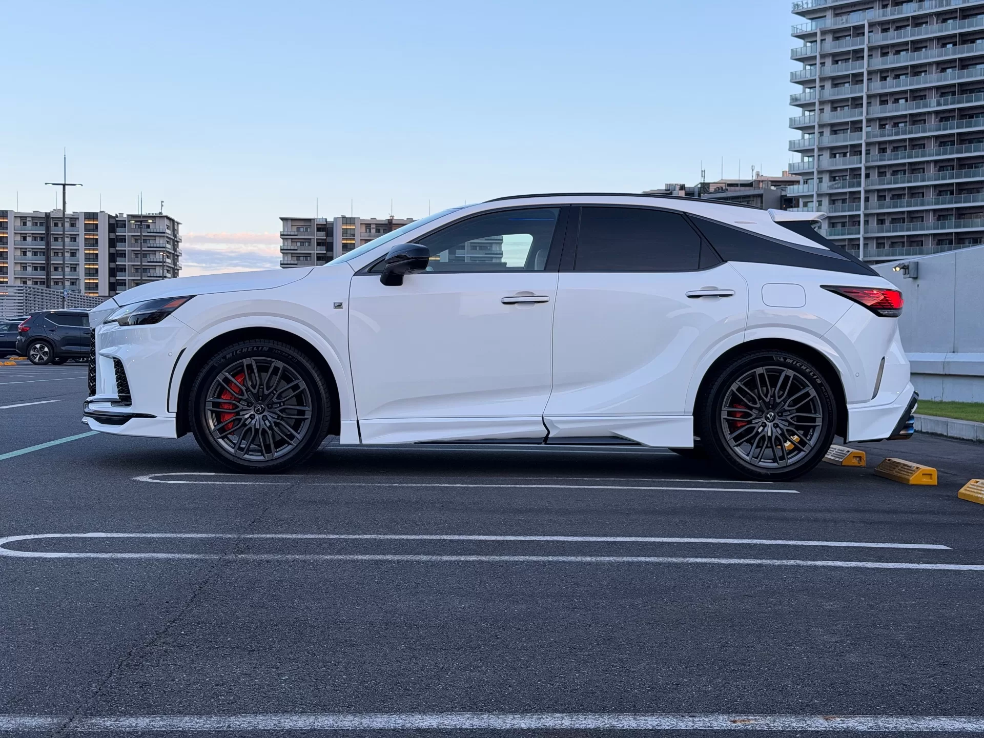 レクサス RX500h F SPORT Performance 2025年式 ホワイトノーヴァガラスフレーク F SPORT PARTS エアロダイナミクスパッケージ(フロントスポイラー・サイドスカート・スポーツマフラー&リヤディフューザー・エアロダイナミクスミラーカバー・リヤウィング)、F SPORT PARTS …