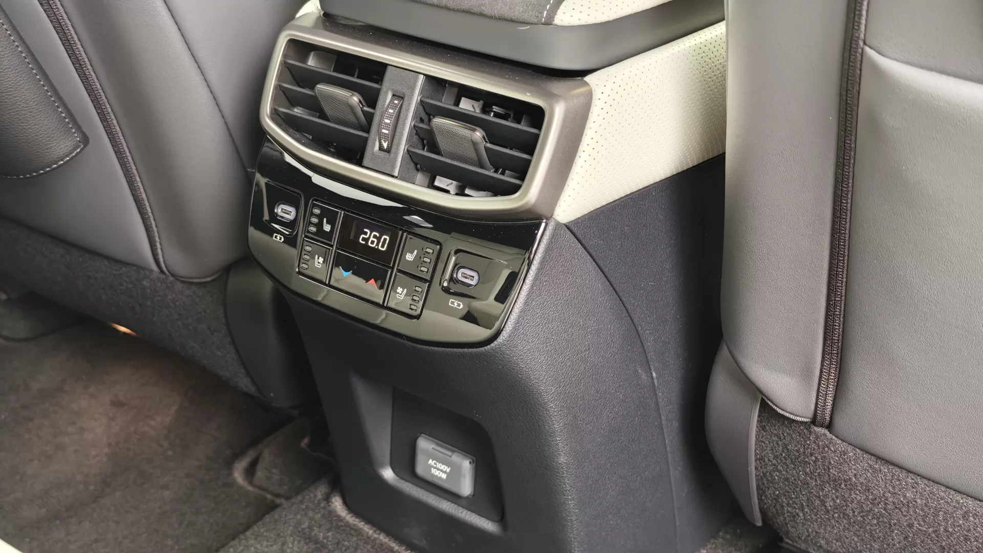 レクサス RX350 F SPORT 2025年式 “F SPORT”ホワイト(本革・ウルトラスエード) インテリア 後席センターコンソール