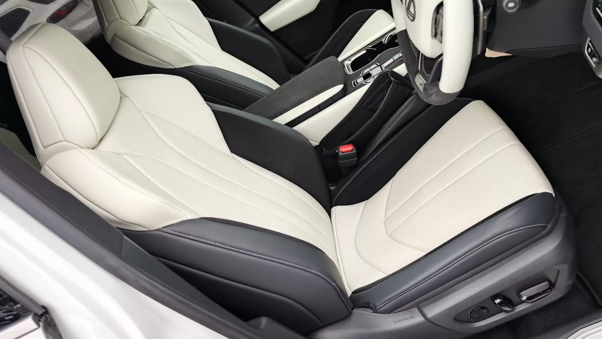 レクサス RX350 F SPORT 2025年式 “F SPORT”ホワイト(本革・ウルトラスエード) インテリア 運転席シート