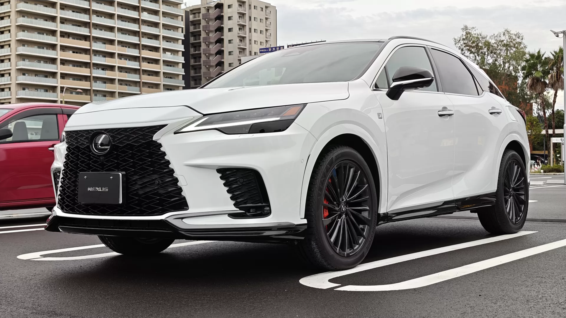 レクサス RX350 F SPORT 2025年式 ホワイトノーヴァガラスフレーク スポーティエアロパッケージ(プレミアムブラック)、フロントスポイラー、サイドスポイラー、リヤバンパースポイラー フロント左斜め
