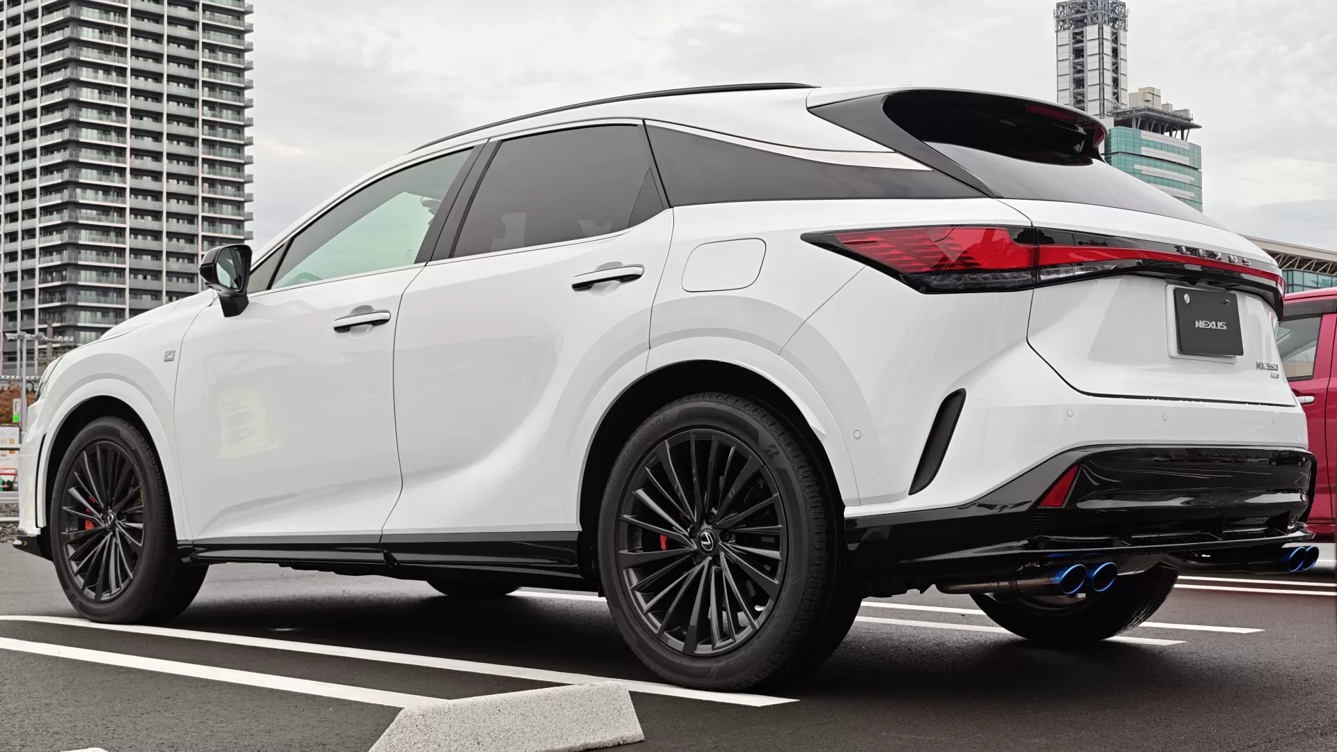 レクサス RX350 F SPORT 2025年式 ホワイトノーヴァガラスフレーク スポーティエアロパッケージ(プレミアムブラック)、フロントスポイラー、サイドスポイラー、リヤバンパースポイラー リヤ左斜め