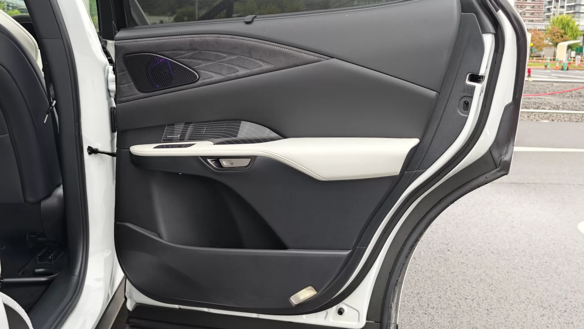 レクサス RX350 F SPORT 2025年式 “F SPORT”ホワイト(本革・ウルトラスエード) インテリア 後席ドアトリム