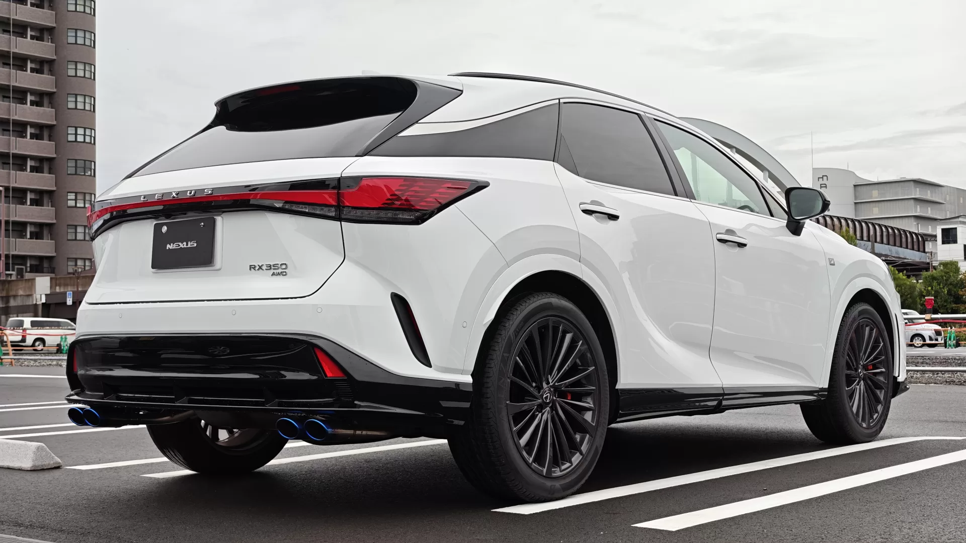 レクサス RX350 F SPORT 2025年式 ホワイトノーヴァガラスフレーク スポーティエアロパッケージ(プレミアムブラック)、フロントスポイラー、サイドスポイラー、リヤバンパースポイラー リヤ右斜め