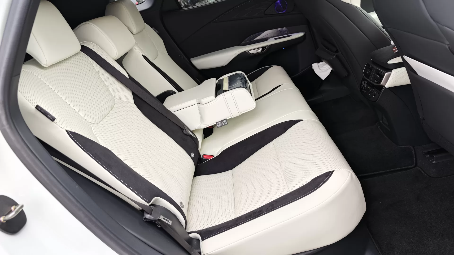 レクサス RX350 F SPORT 2025年式 “F SPORT”ホワイト(本革・ウルトラスエード) インテリア 後席