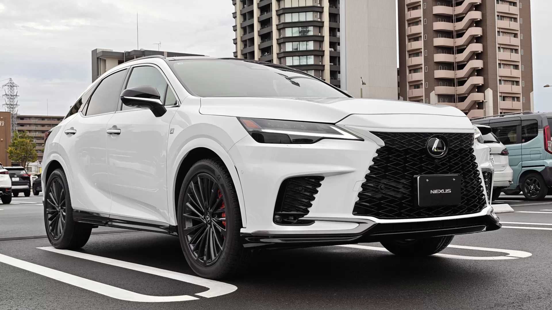 レクサス RX350 F SPORT 2025年式 ホワイトノーヴァガラスフレーク スポーティエアロパッケージ(プレミアムブラック)、フロントスポイラー、サイドスポイラー、リヤバンパースポイラー フロント右斜め