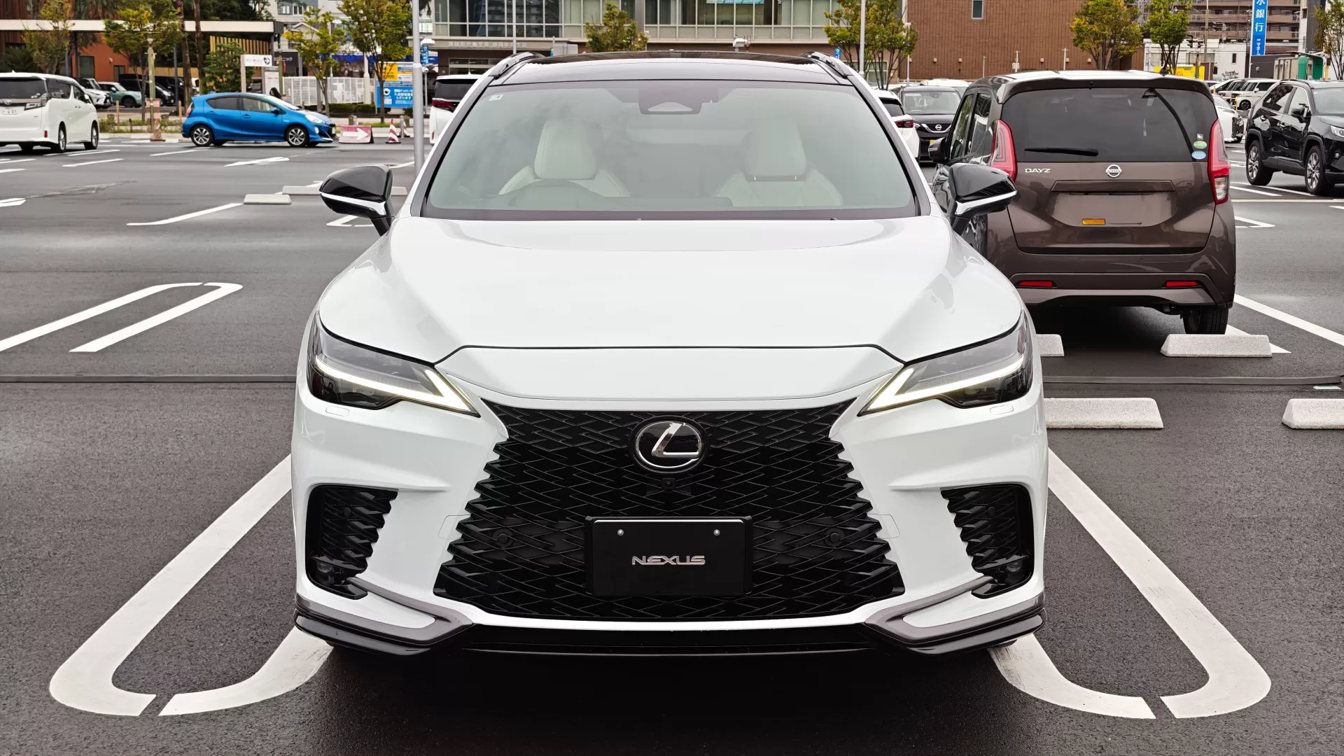 レクサス RX350 F SPORT 2025年式 ホワイトノーヴァガラスフレーク スポーティエアロパッケージ(プレミアムブラック)、フロントスポイラー、サイドスポイラー、リヤバンパースポイラー フロント