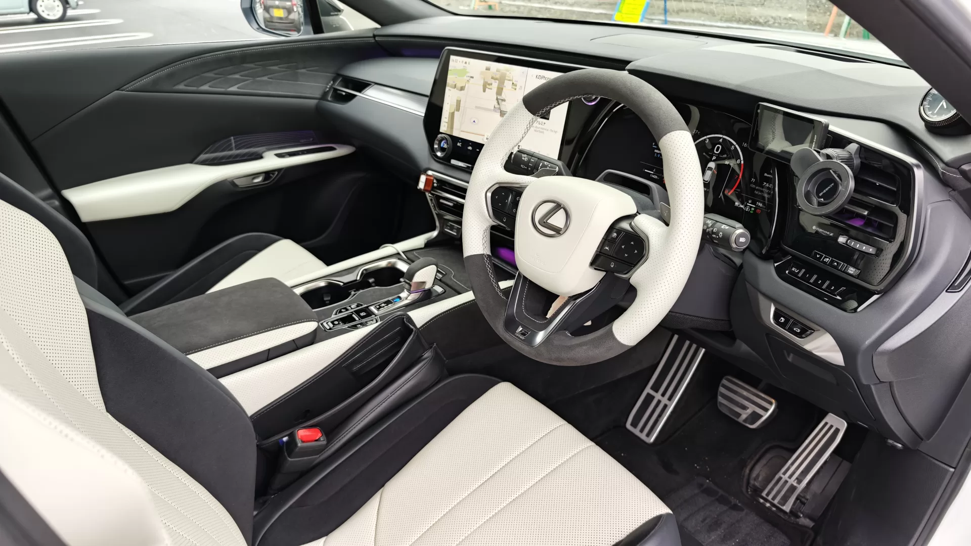 レクサス RX350 F SPORT 2025年式 “F SPORT”ホワイト(本革・ウルトラスエード) インテリア 運転席回り