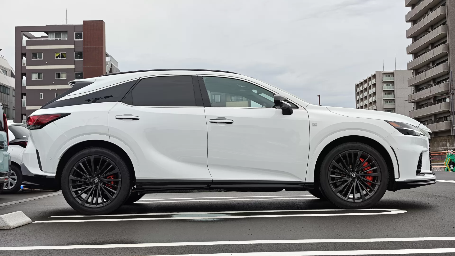 レクサス RX350 F SPORT 2025年式 ホワイトノーヴァガラスフレーク スポーティエアロパッケージ(プレミアムブラック)、フロントスポイラー、サイドスポイラー、リヤバンパースポイラー サイド(右)