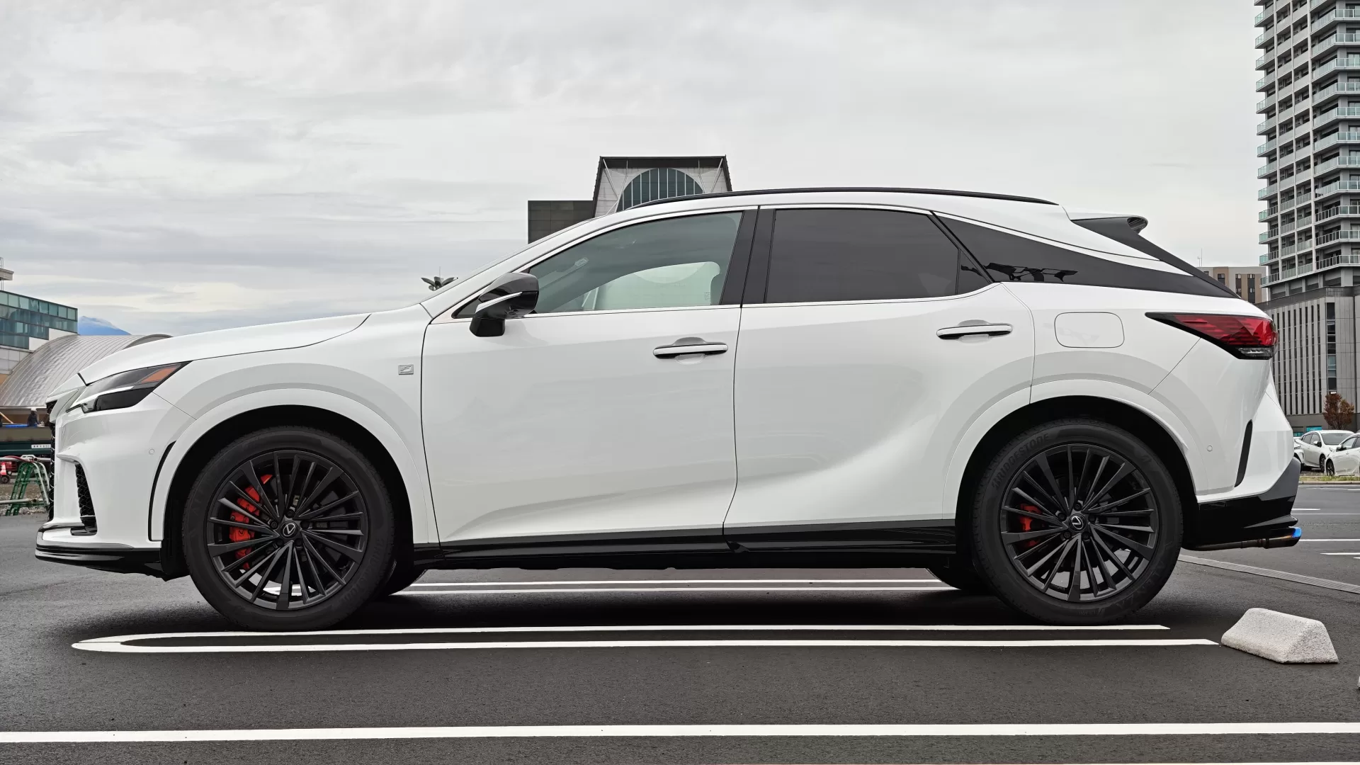 レクサス RX350 F SPORT 2025年式 ホワイトノーヴァガラスフレーク スポーティエアロパッケージ(プレミアムブラック)、フロントスポイラー、サイドスポイラー、リヤバンパースポイラー サイド(左)