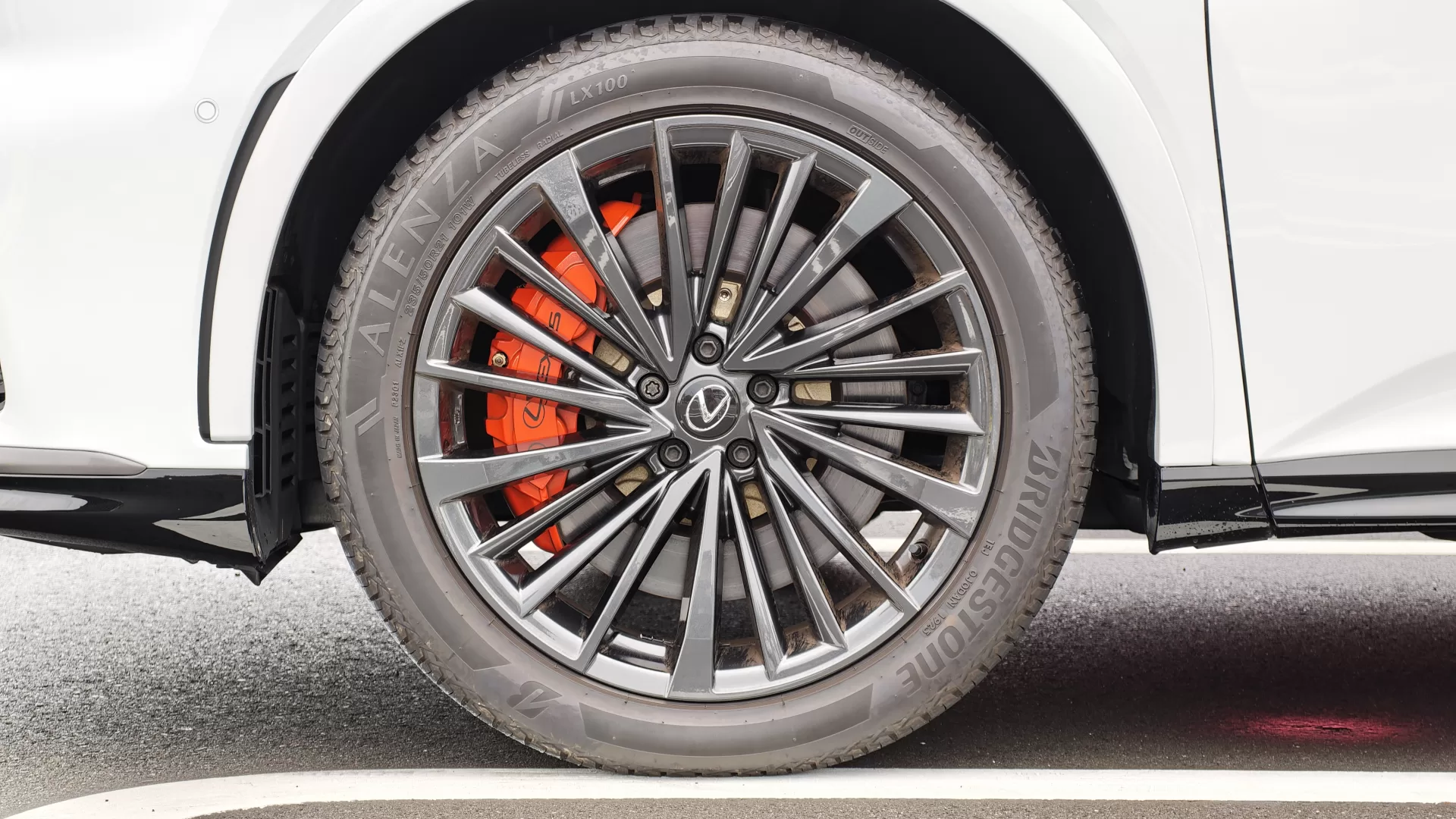 レクサス RX350 F SPORT 2025年式 21インチアルミホイール(ダークグレーメタリック塗装) “F SPORT Performance”/“F SPORT”オレンジブレーキキャリパー(フロントLEXUSロゴ)