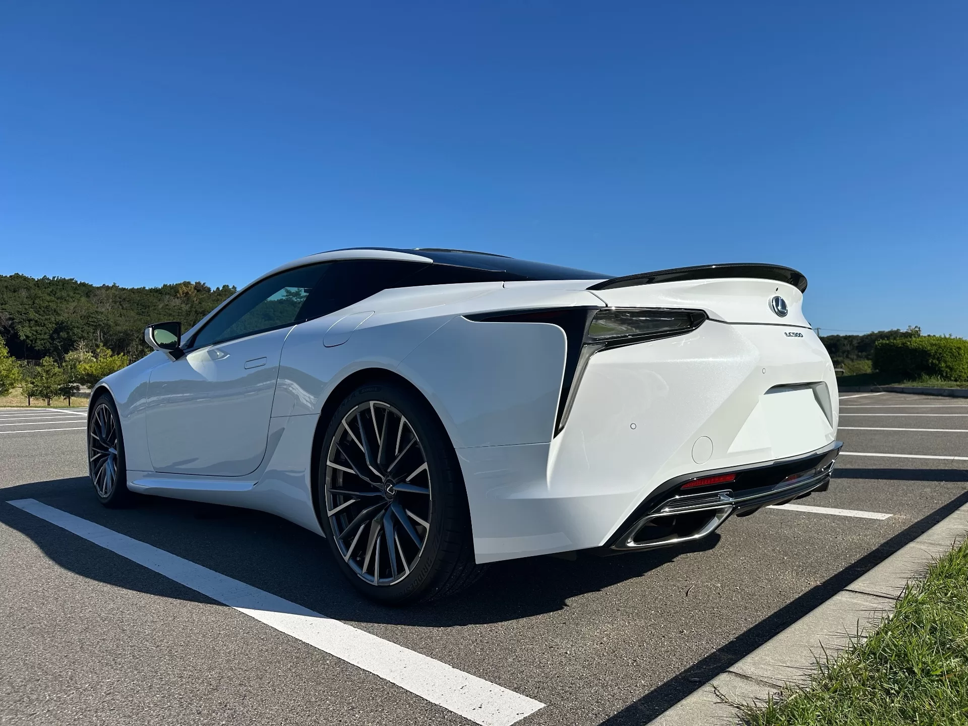 レクサス LC500 2023年式 ホワイトノーヴァガラスフレーク リヤ左斜め
