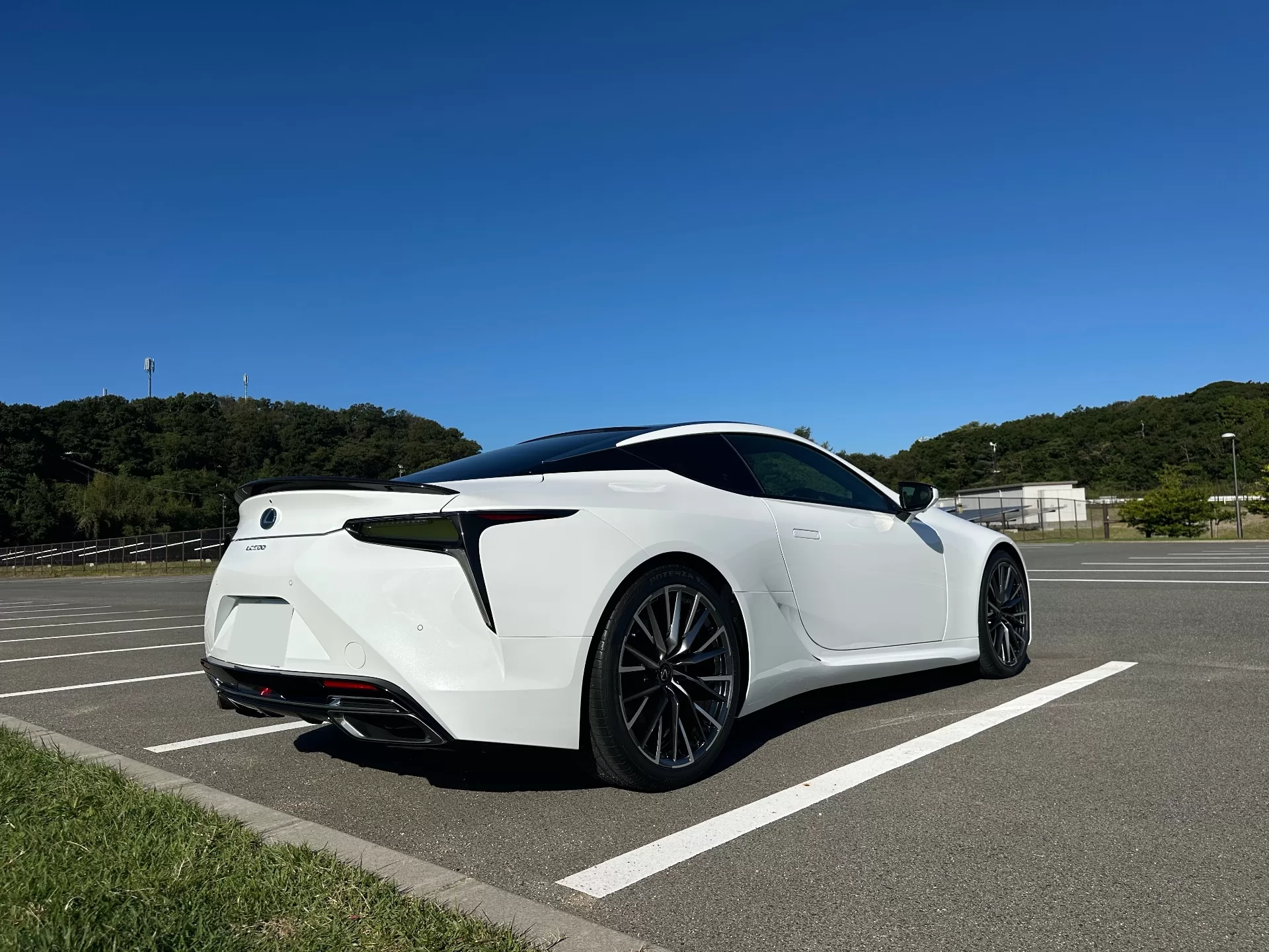 レクサス LC500 2023年式 ホワイトノーヴァガラスフレーク リヤ右斜め