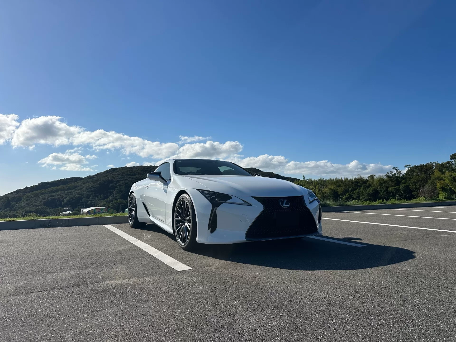 レクサス LC500 2023年式 ホワイトノーヴァガラスフレーク フロント右斜め