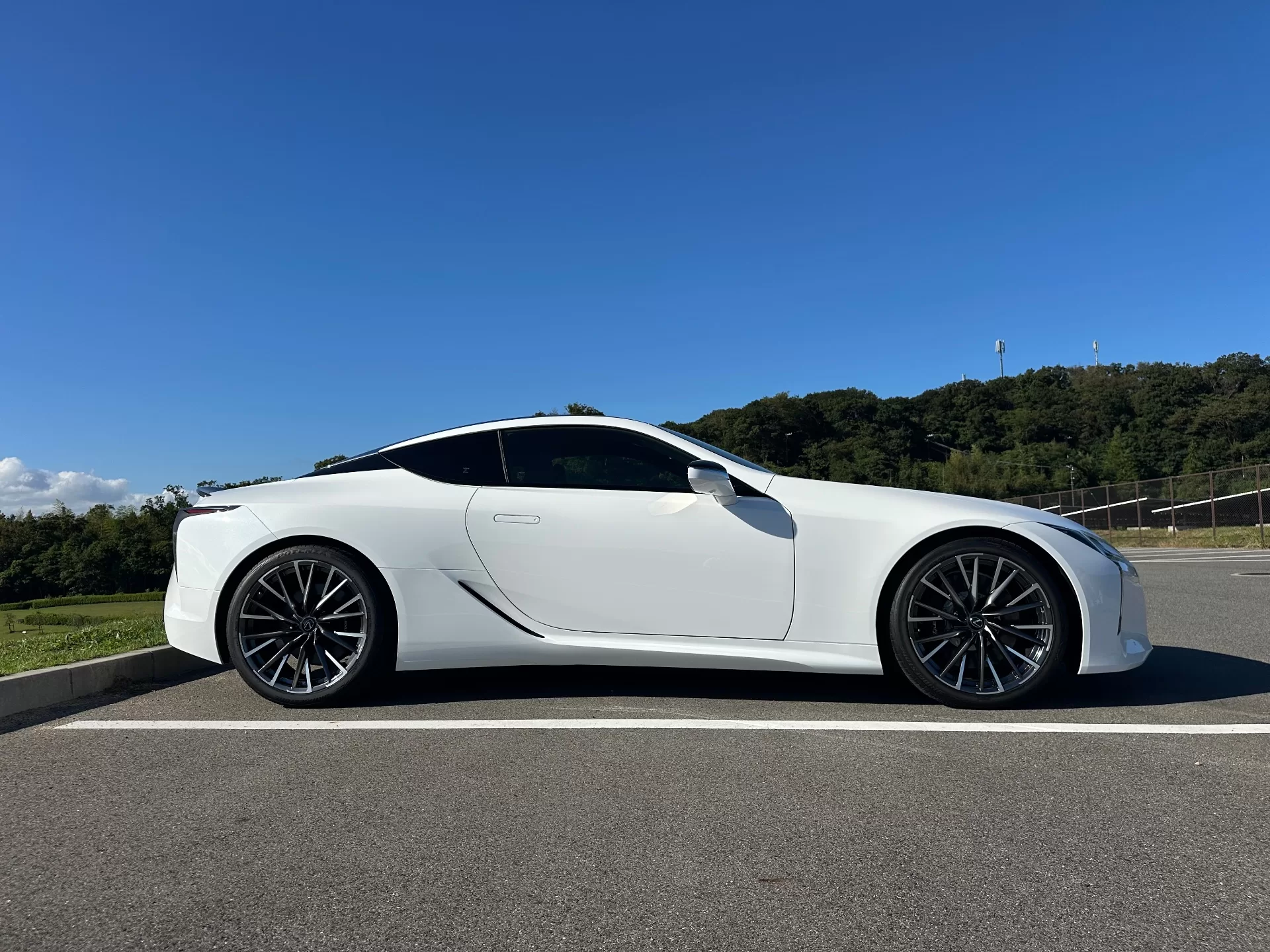 レクサス LC500 2023年式 ホワイトノーヴァガラスフレーク サイド(右)