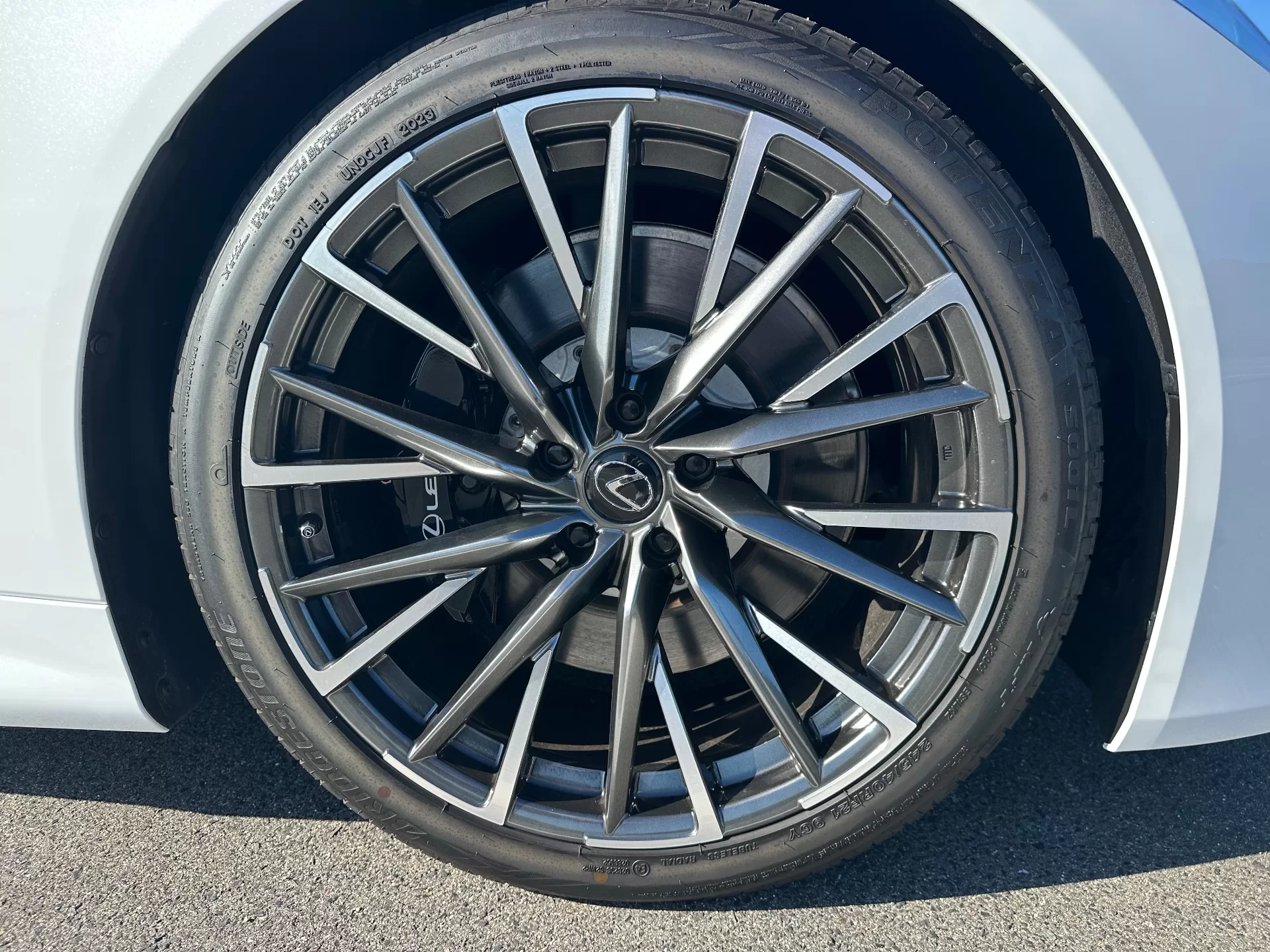 レクサス LC500 2023年式 フロント245/40RF21＋リヤ275/35RF21ランフラットタイヤ＆21インチ鍛造アルミホイール(切削光輝＋スーパーグロスブラックメタリック塗装) 純正ブレーキキャリパー