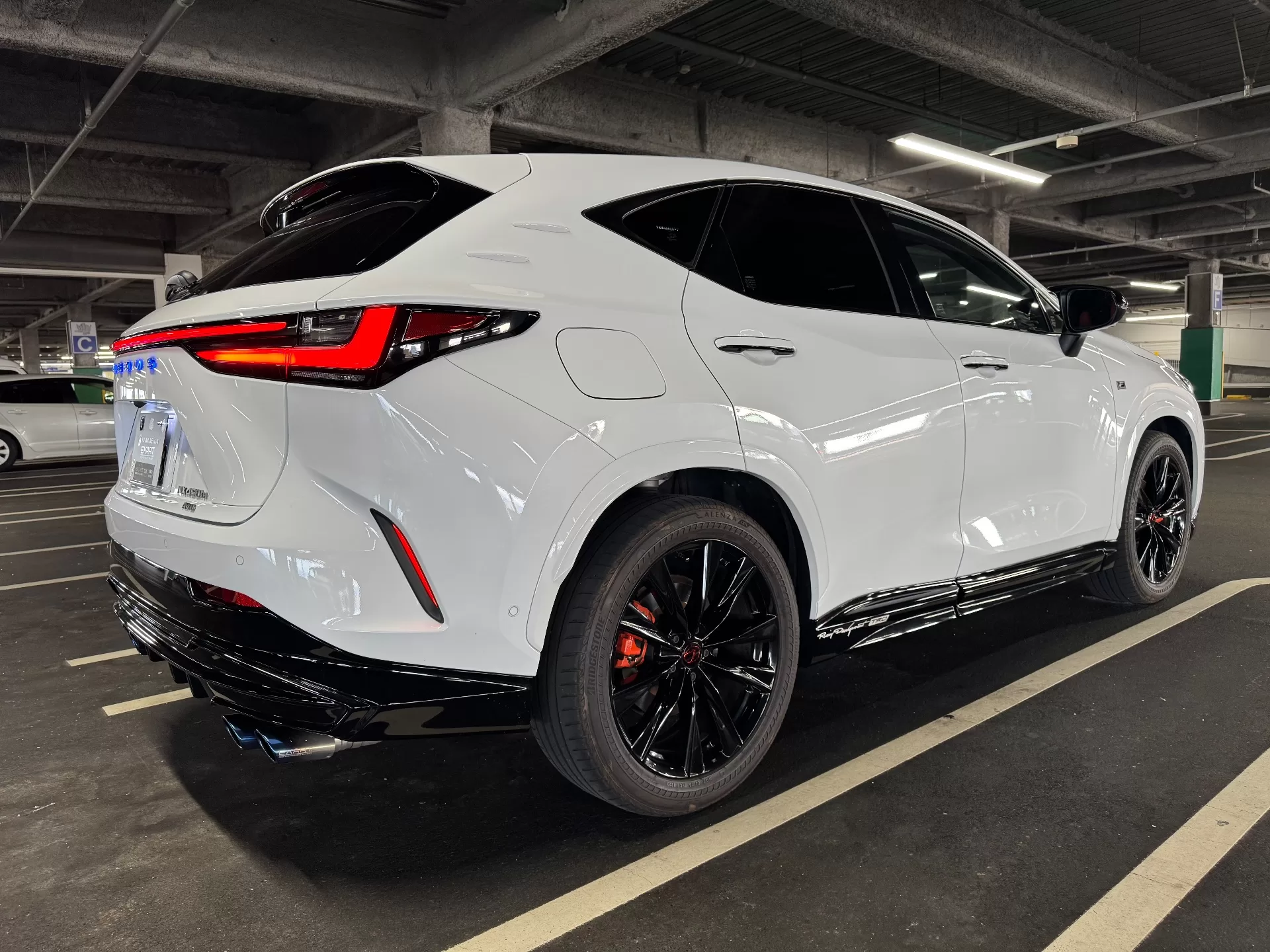 レクサス NX450h+ F SPORT 2023年式 ホワイトノーヴァガラスフレーク F SPORT PARTS エアロダイナミクスパッケージ(フロントスポイラー・エアロダイナミクスミラーカバー・サイドスカート・リヤディフューザー・スポーツマフラー) リヤ右斜め