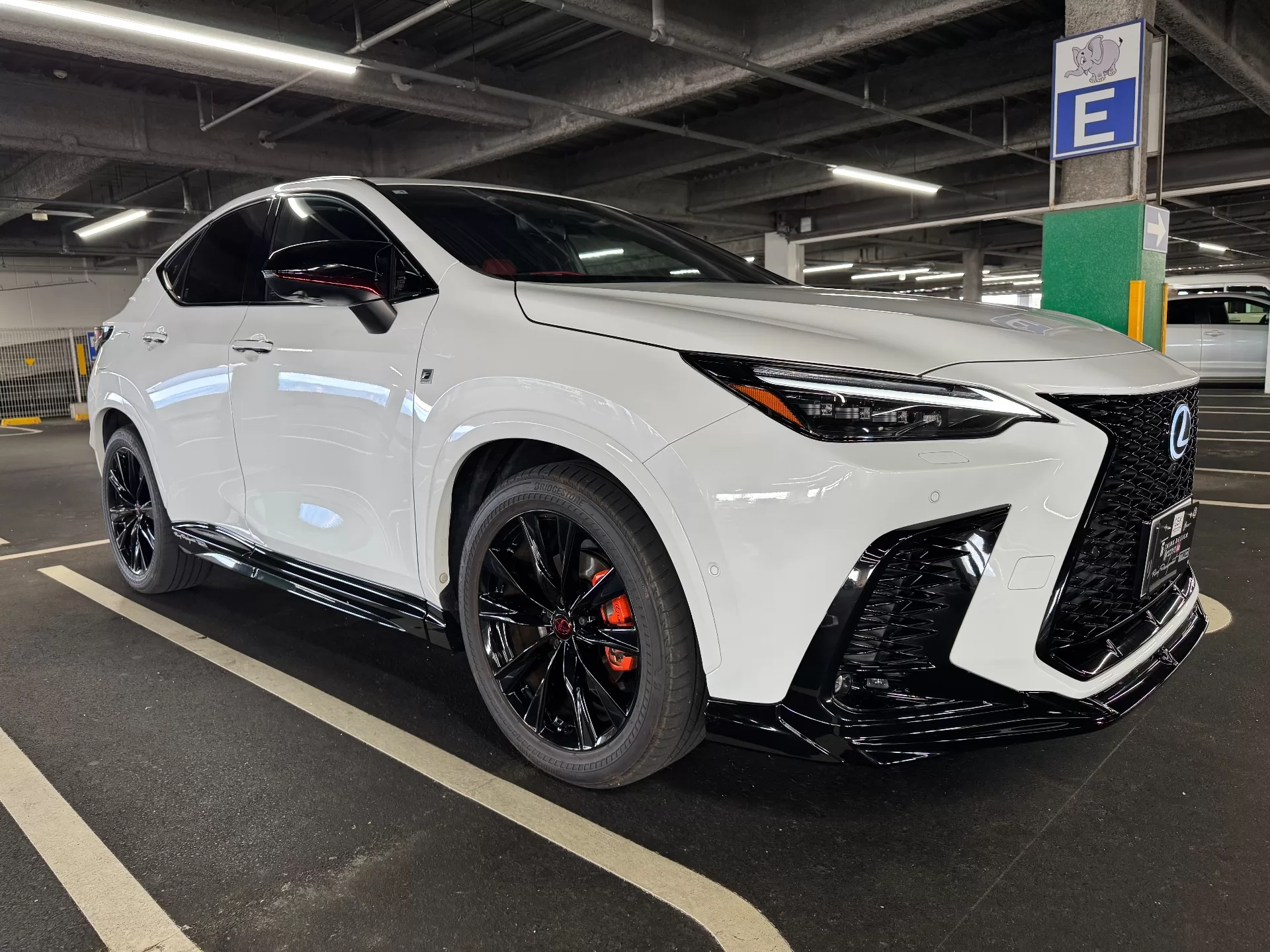 レクサス NX450h+ F SPORT 2023年式 ホワイトノーヴァガラスフレーク F SPORT PARTS エアロダイナミクスパッケージ(フロントスポイラー・エアロダイナミクスミラーカバー・サイドスカート・リヤディフューザー・スポーツマフラー) フロント右斜め