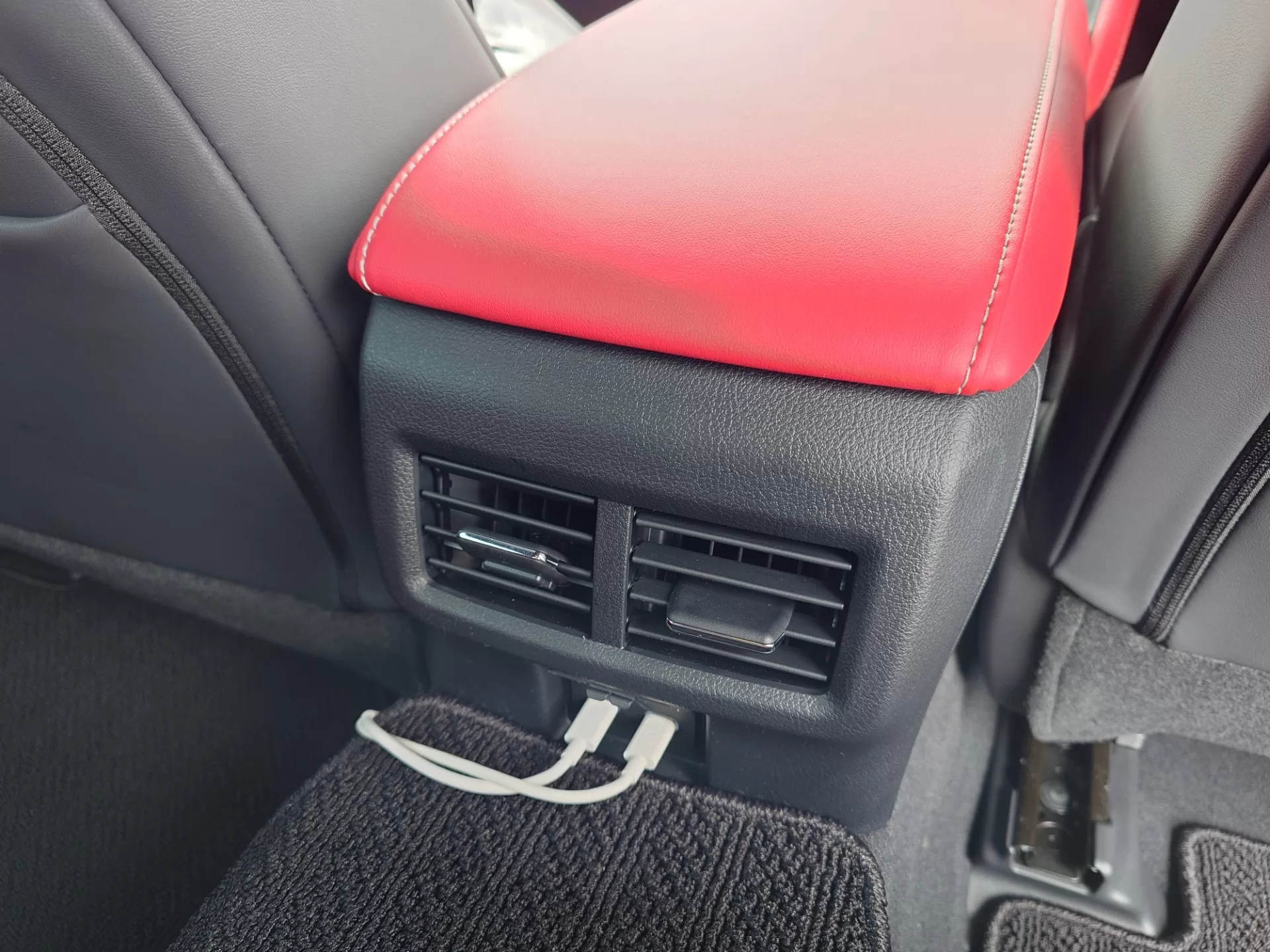 レクサス IS300h F SPORT 2026年式 “F SPORT”プロミネンス(L tex) インテリア 後席センターコンソール
