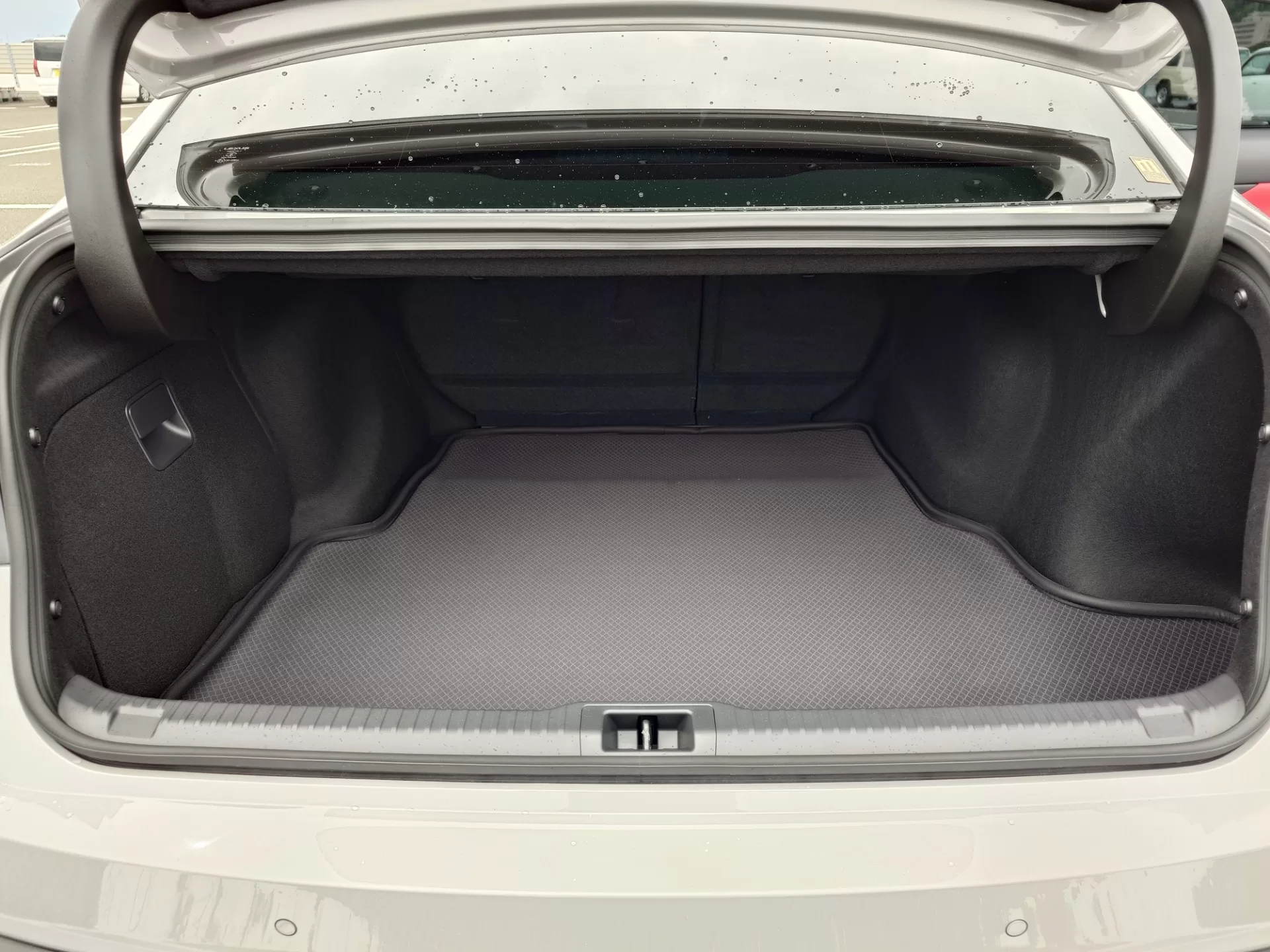 レクサス IS300h F SPORT 2026年式 “F SPORT”プロミネンス(L tex) インテリア ラゲッジ
