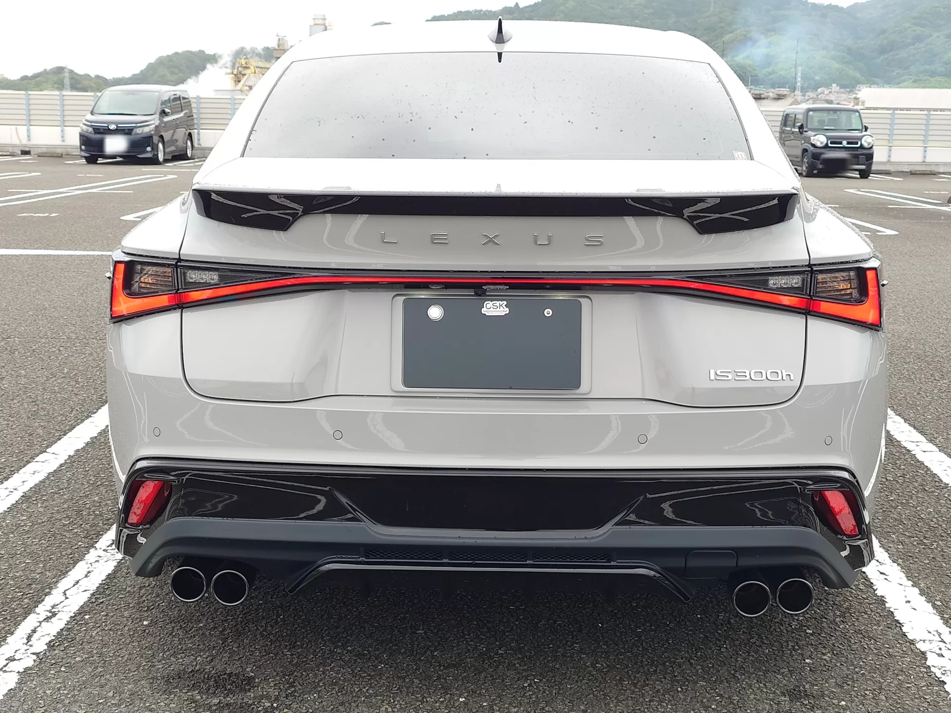レクサス IS300h F SPORT 2026年式 ニュートリノグレー リア