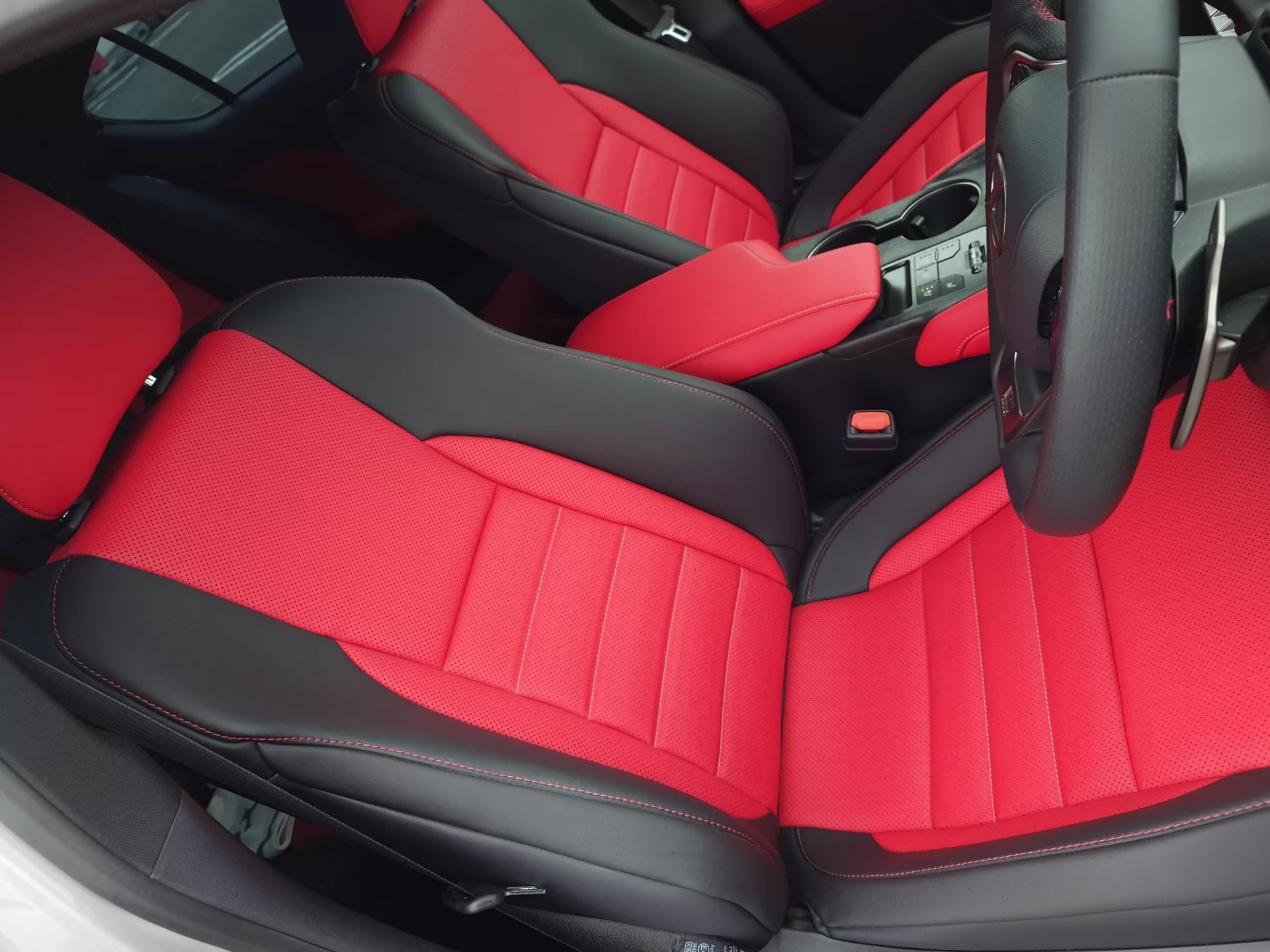 レクサス IS300h F SPORT 2026年式 “F SPORT”プロミネンス(L tex) インテリア 運転席シート