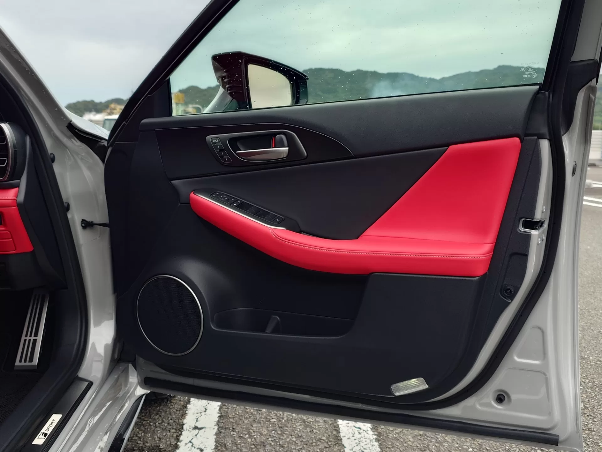 レクサス IS300h F SPORT 2026年式 “F SPORT”プロミネンス(L tex) インテリア 前席ドアトリム